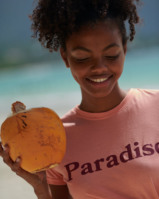 T-shirt Paradiso. Różowy napis "PARADISO" Nasz bestseller z 2020 roku. Seyshelles. Seszele. Tropikalna kolekcja Drivemebikini.