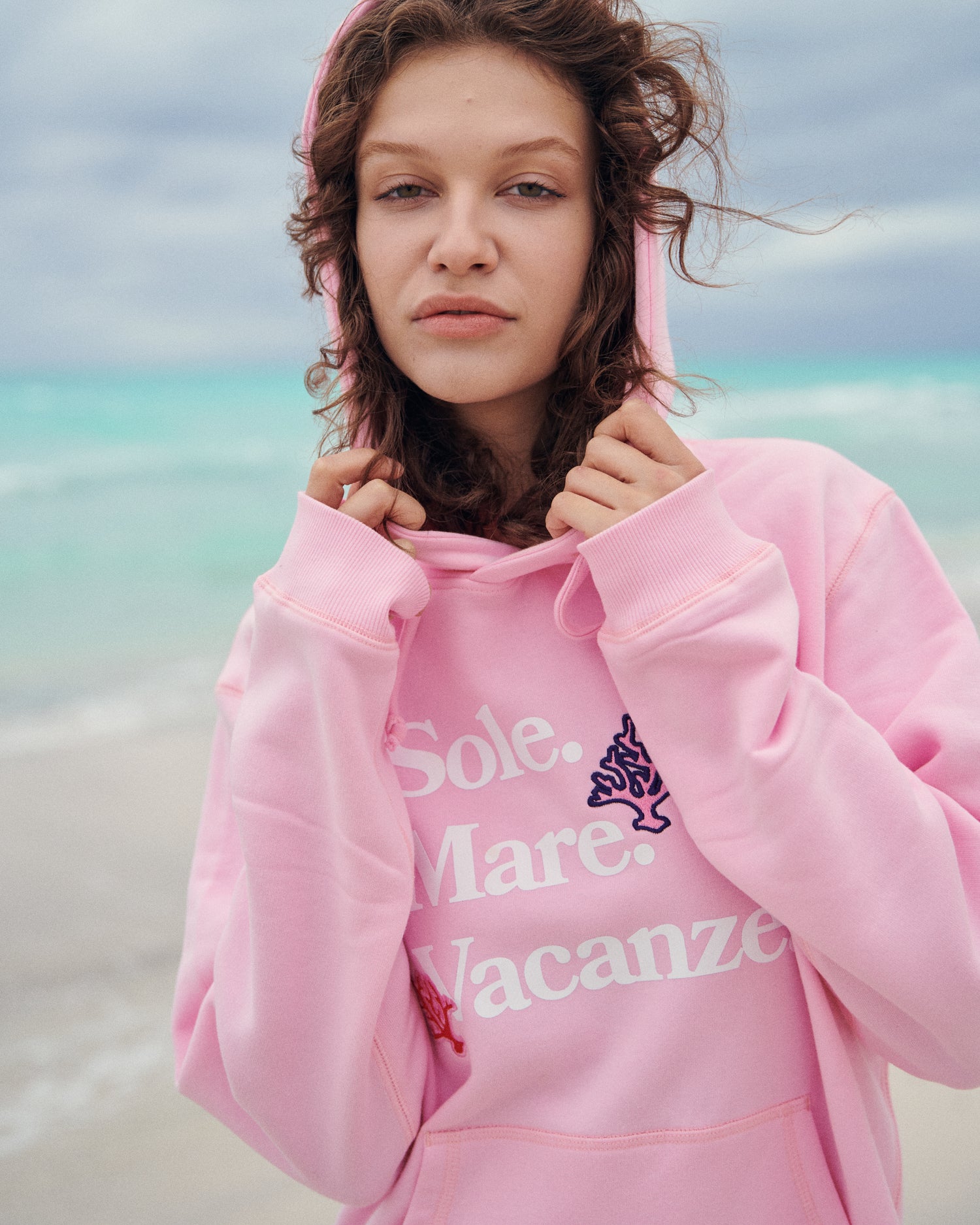 Różowa bluza z kapturem Sole Mare Vacanze. Rafa koralowa daje jej tropikalny vibe. La dolce vita i felicita!Sprawdzi się świetnie na każdy wyjazd wakacyjny! Wakacje na Helu. 