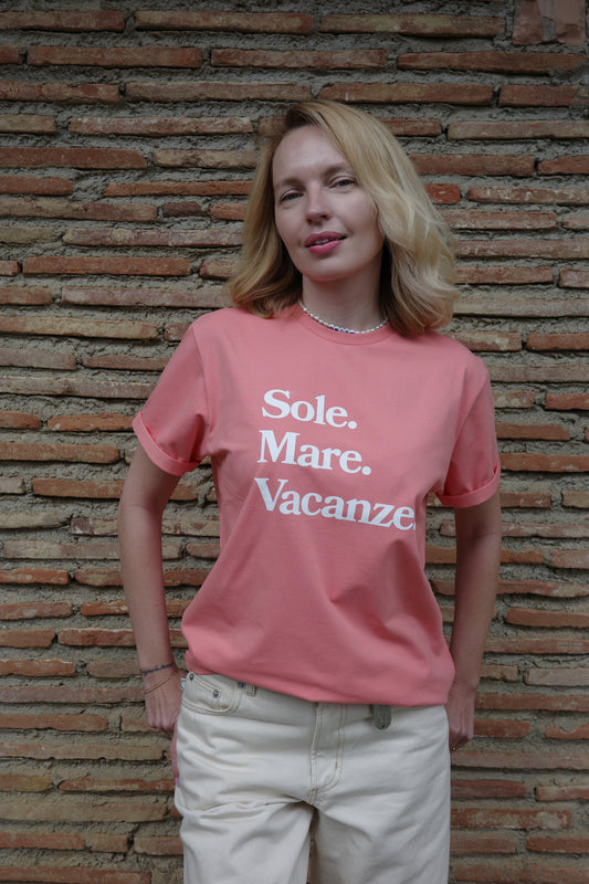 Koralowa koszulka Sole Mare Vacanze. Oversizowy krój będzie pasował jemu jak i jej. Vacanze italiane.