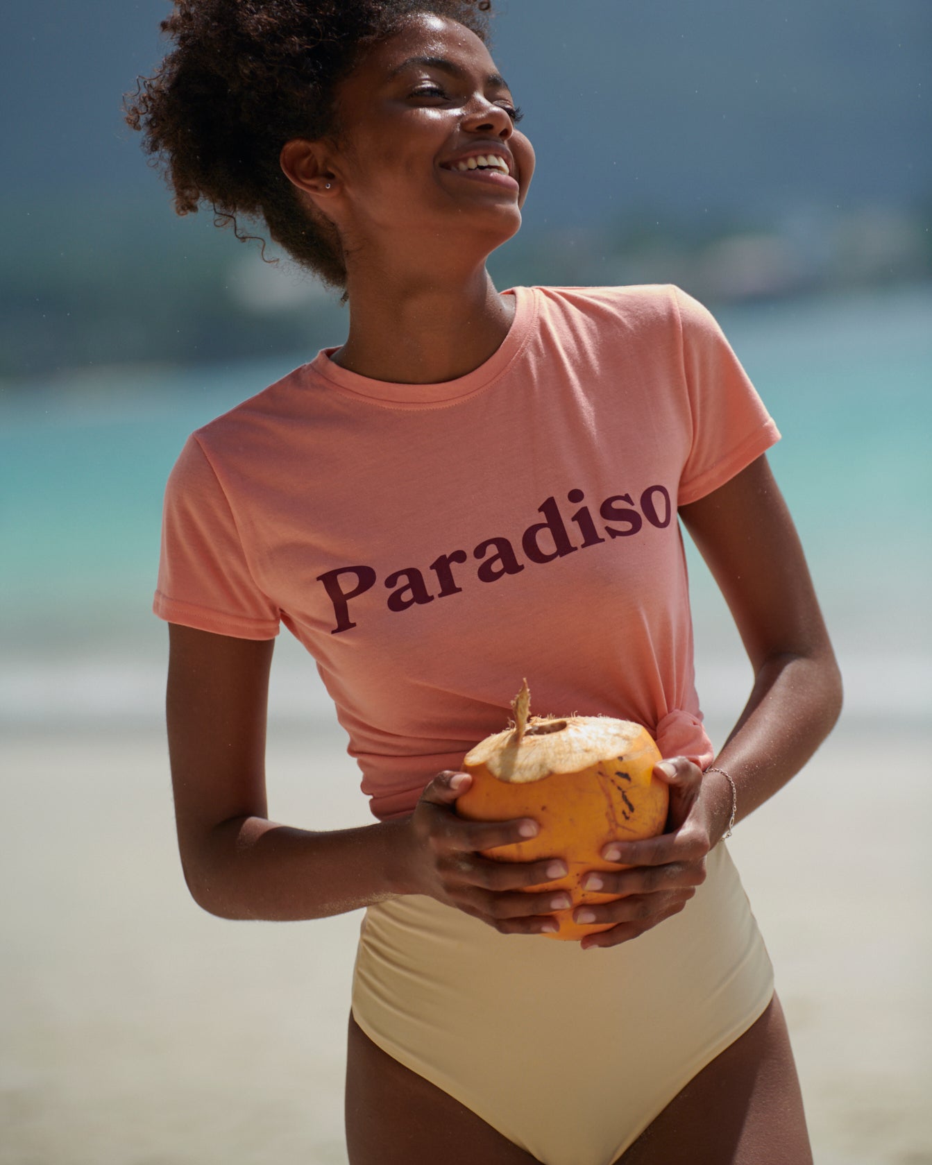 T-shirt Paradiso. Hasło 'Paradioso' doda wakacyjnego klimatu każdej stylizacji!  Paradiso tee. Koralowa koszulka Paradiso.