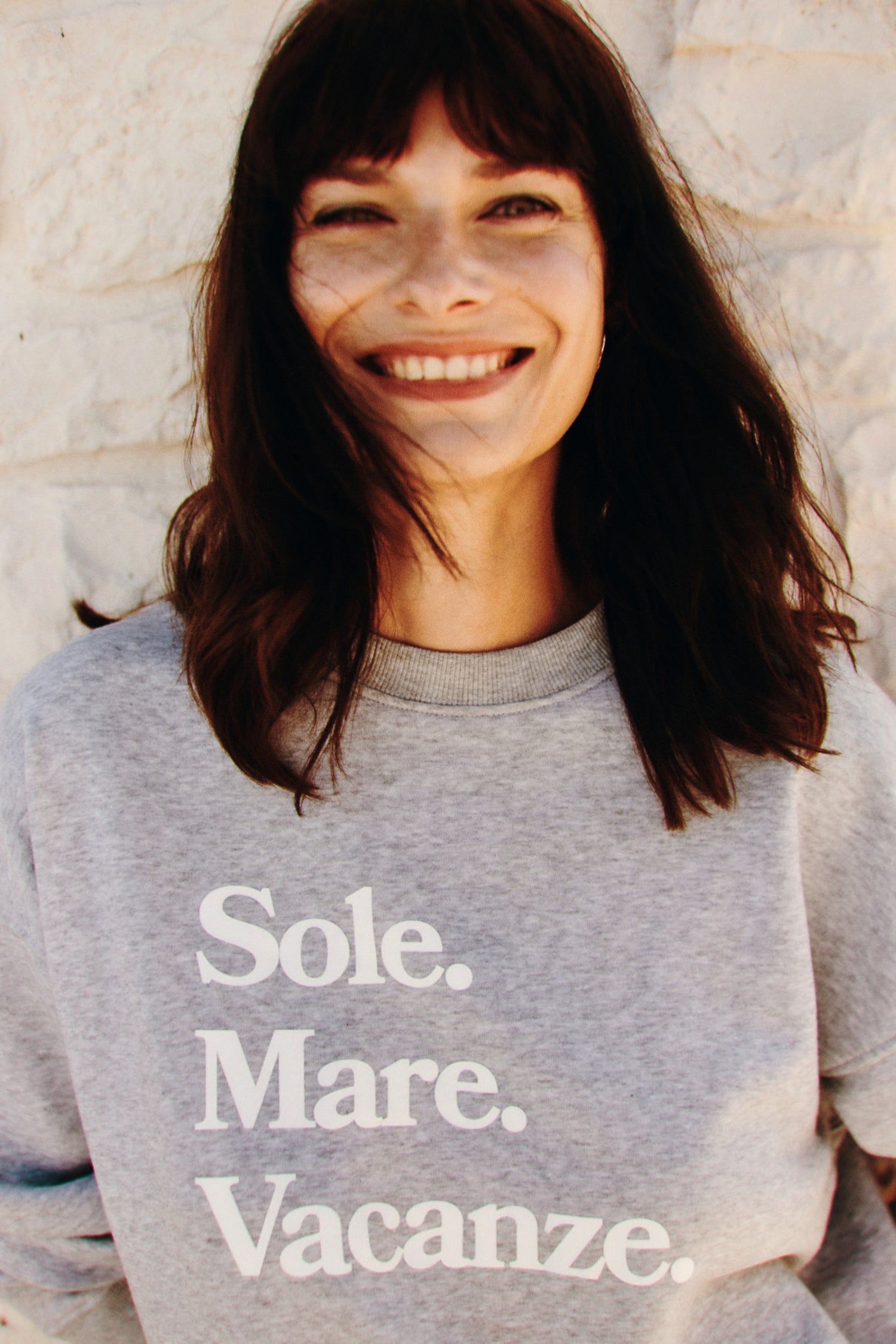 The unisex Sole Mare Vacanze sweatshirt with a loose fit is the perfect choice for lovers of comfort, style and Italy. Vacanze Italiane all year!