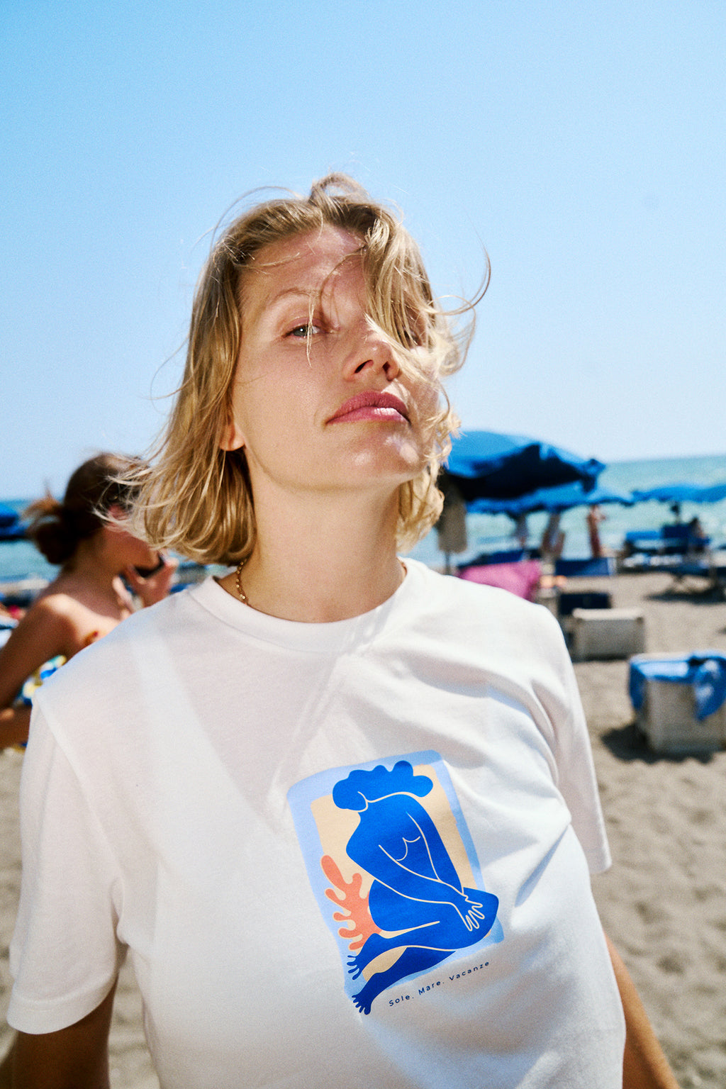biały t-shirt unisex
biały t-shirt z nadrukiem
t-shirt z grafiką syreny
koszulka unisex premium
koszulka bawełniana
t-shirt wakacyjny
t-shirt włoski styl
Sole Mare Vacanze
koszulka oversize
t-shirt premium