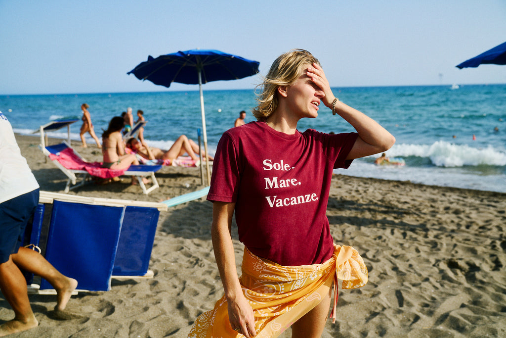 Bordowy t-shirt unisex z efektem sprania. Wysokiej jakości bawełna, wygodny krój i ponadczasowy styl od Sole Mare Vacanze.