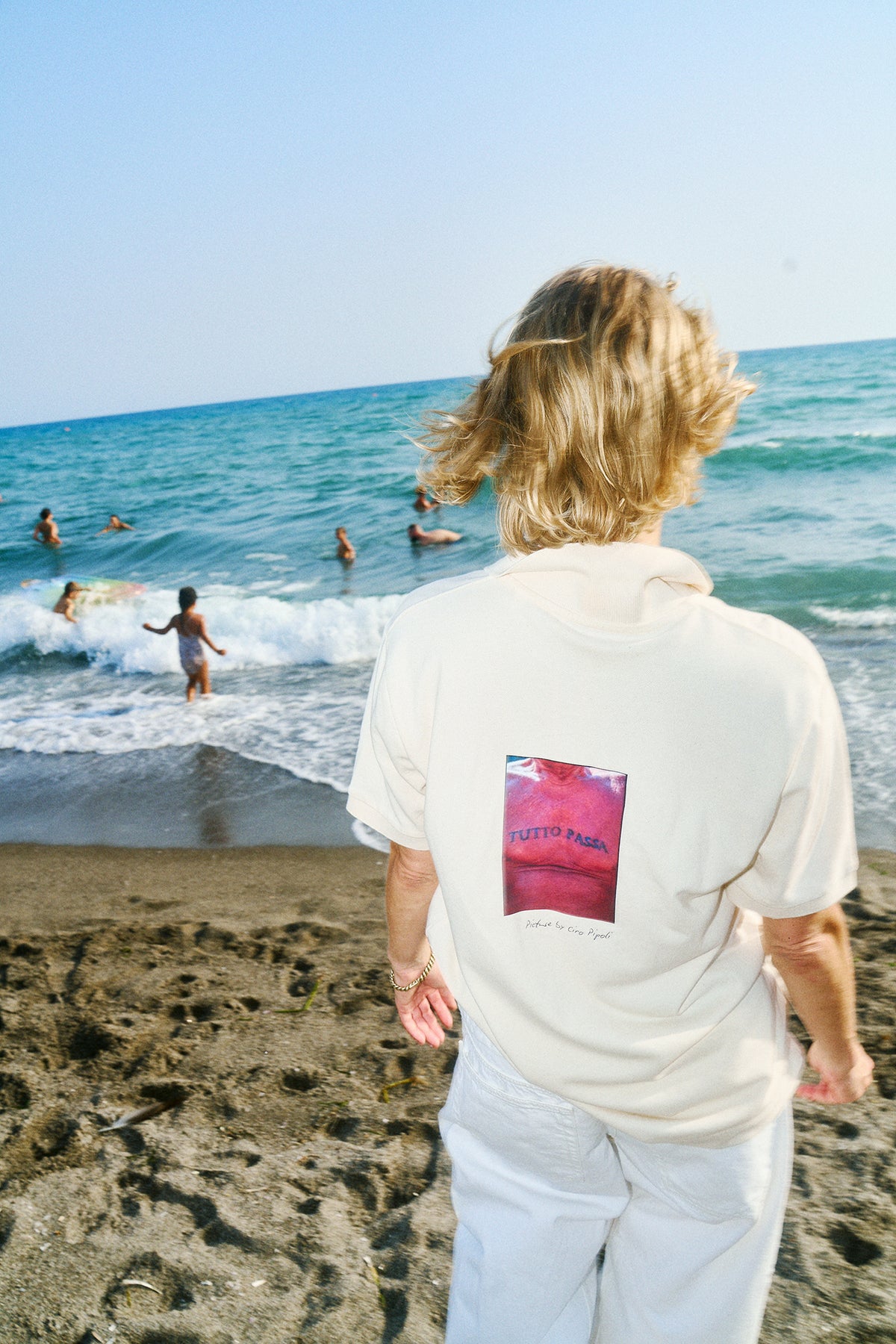 Kremowy T-shirt polo unisex Tutto Passa Drivemebikini – oversize z organicznej bawełny