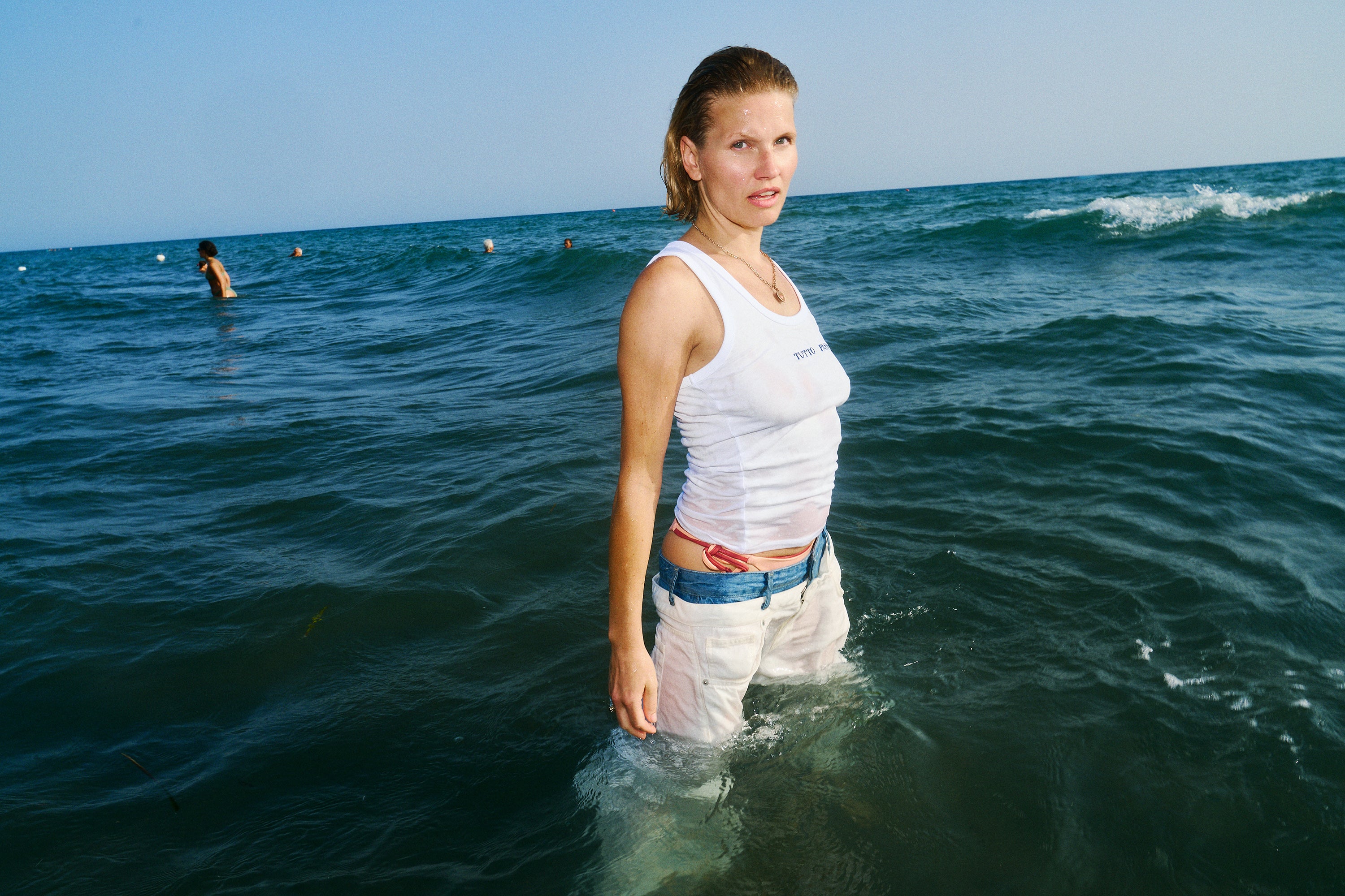 Tutto Passa white unisex top – timeless sleeveless top for beach and everyday outfits