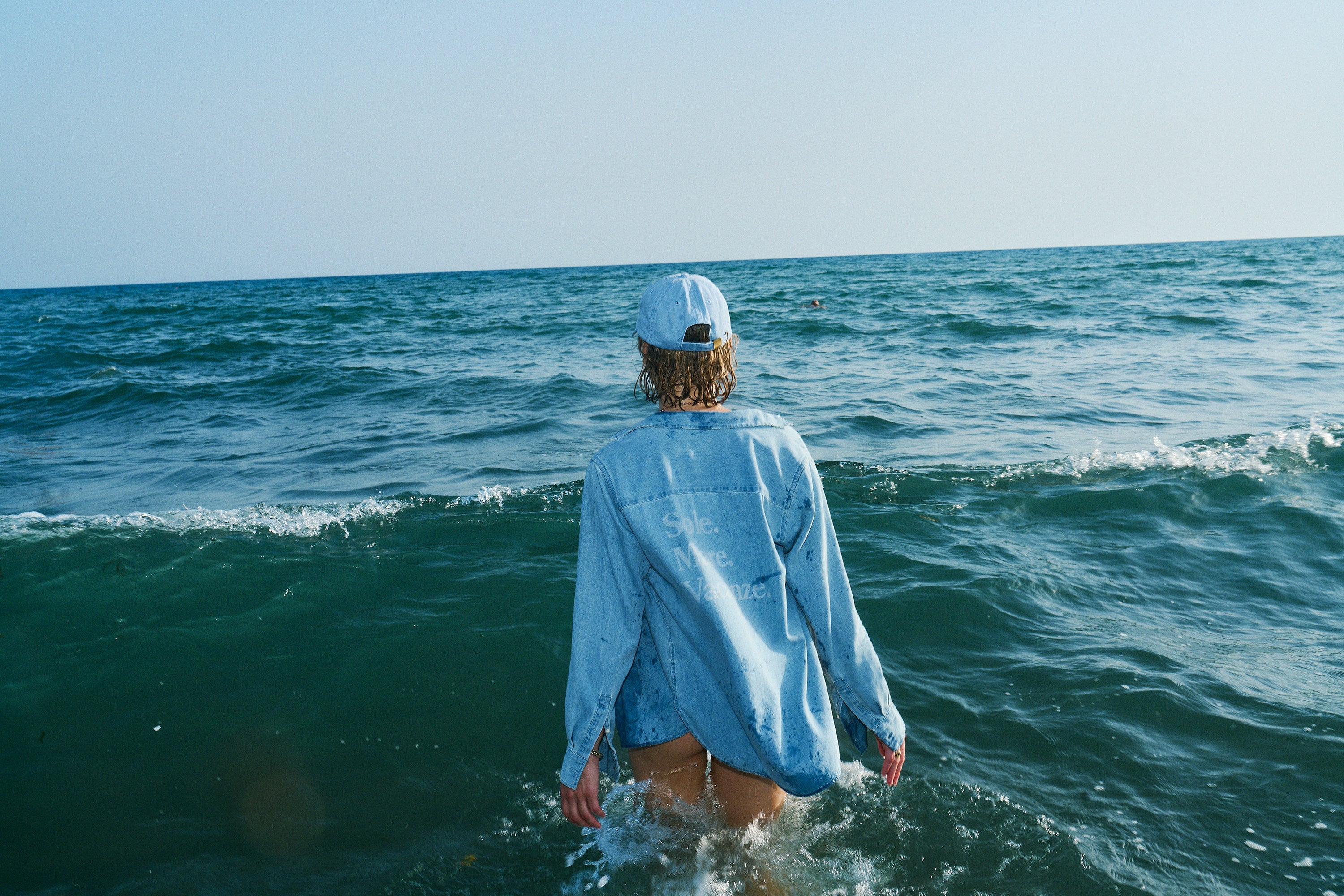 Jeansowa koszula Sole Mare Vacanze Drivemebikini – unisex z laserową grafiką na plecach