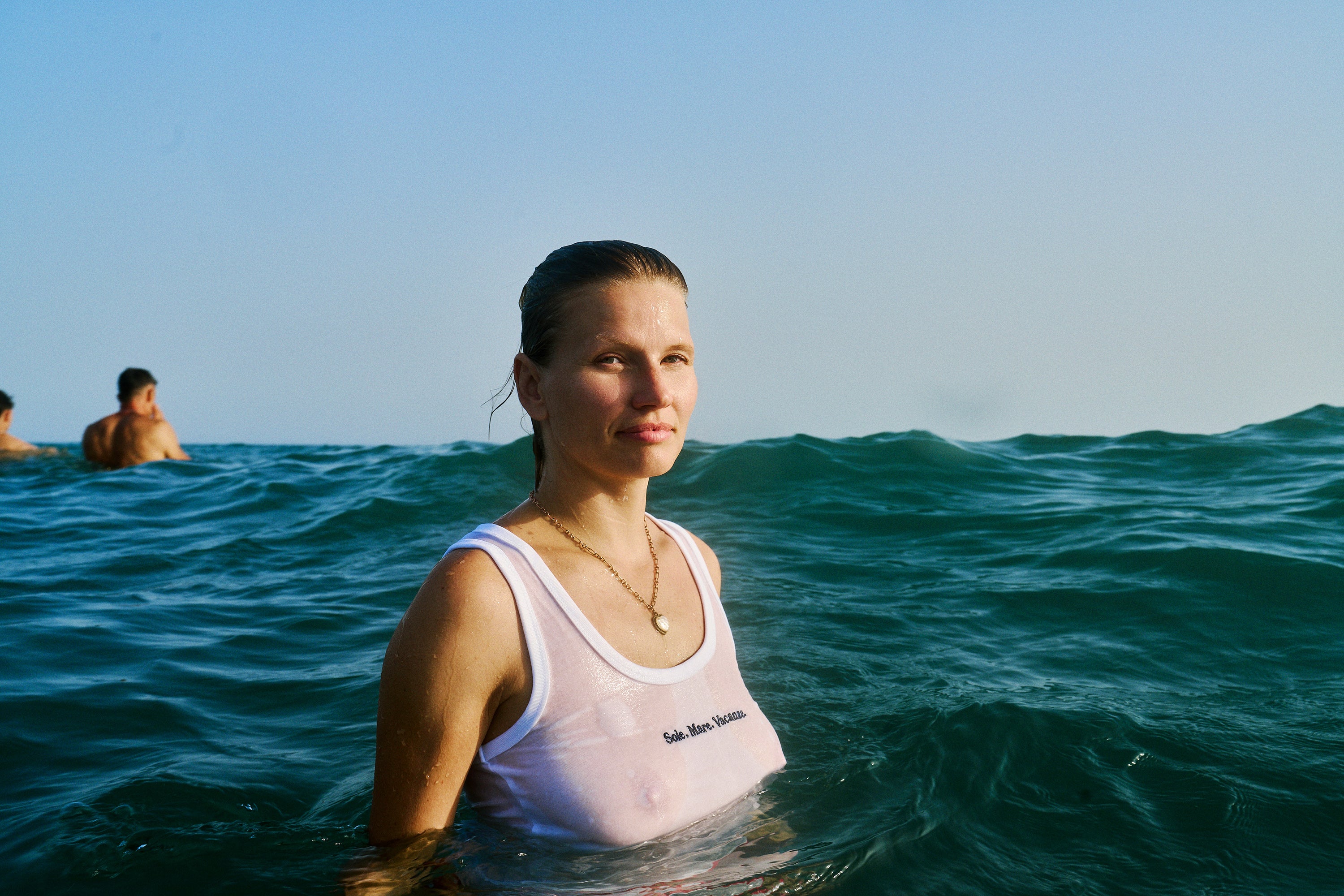 biały tank top damski
biały top bawełniany
tank top z haftem
top na lato
minimalistyczny top premium
bawełniany top damski
włoski styl
letnia garderoba premium
wakacyjny top