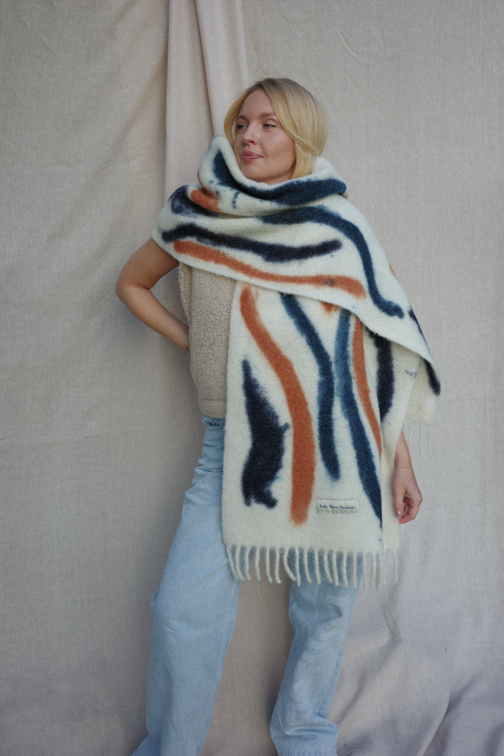 Wrap yourself in effortless elegance with the Sole Mare Vacanze alpaca scarf. Made from premium alpaca wool, it offers exceptional softness, warmth, and lightness. Timeless, sustainable, and crafted in Italy – the perfect accessory for those who love natural fabrics and Mediterranean style.