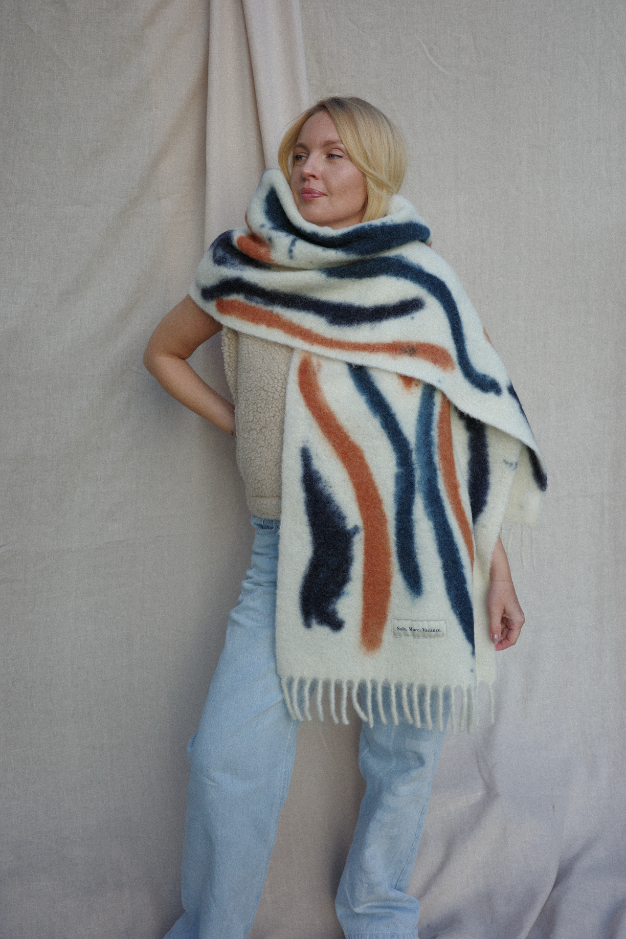 Wrap yourself in effortless elegance with the Sole Mare Vacanze alpaca scarf. Made from premium alpaca wool, it offers exceptional softness, warmth, and lightness. Timeless, sustainable, and crafted in Italy – the perfect accessory for those who love natural fabrics and Mediterranean style.