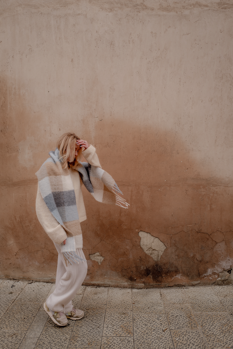 Miękki szalik w kratę – detal tkania i faktura materiału, luksusowy look, made in Italy.
Soft plaid alpaca and wool scarf – detailed weave texture, luxury feel, made in Italy.