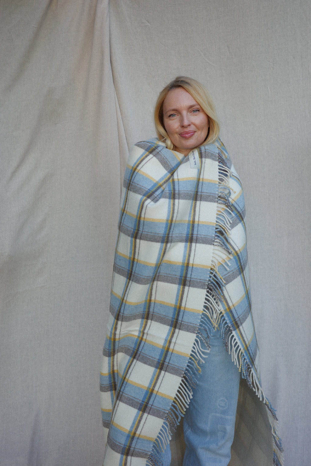 Avvolgiti nel lusso naturale italiano con la coperta in lana a quadri Sole Mare Vacanze. Realizzata in pura lana naturale, offre morbidezza, calore ed eleganza mediterranea. Il classico motivo a quadri dona un tocco di stile senza tempo, ideale per serate rilassanti o weekend fuori città.
Ogni coperta è realizzata a mano in Italia con cura e amore per le fibre naturali – simbolo di slow living e design autentico.