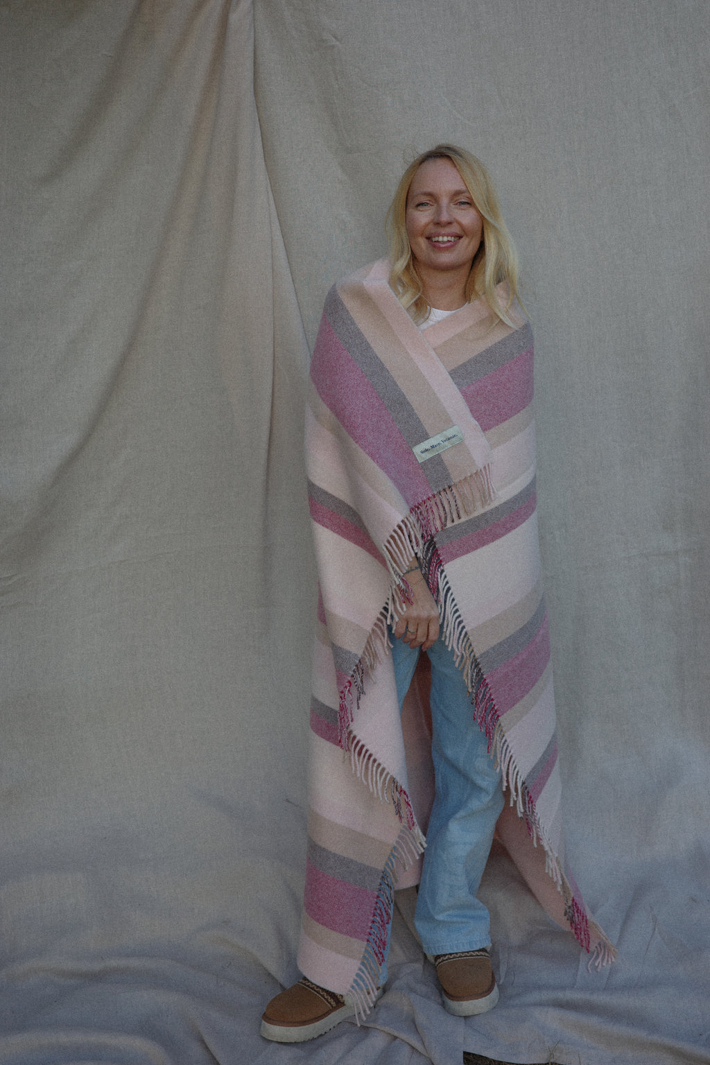 coperta di lana, coperta a quadri, coperta Made in Italy, fibre naturali, eleganza mediterranea, design senza tempo, accessorio di lusso per la casa. Colore rosa.