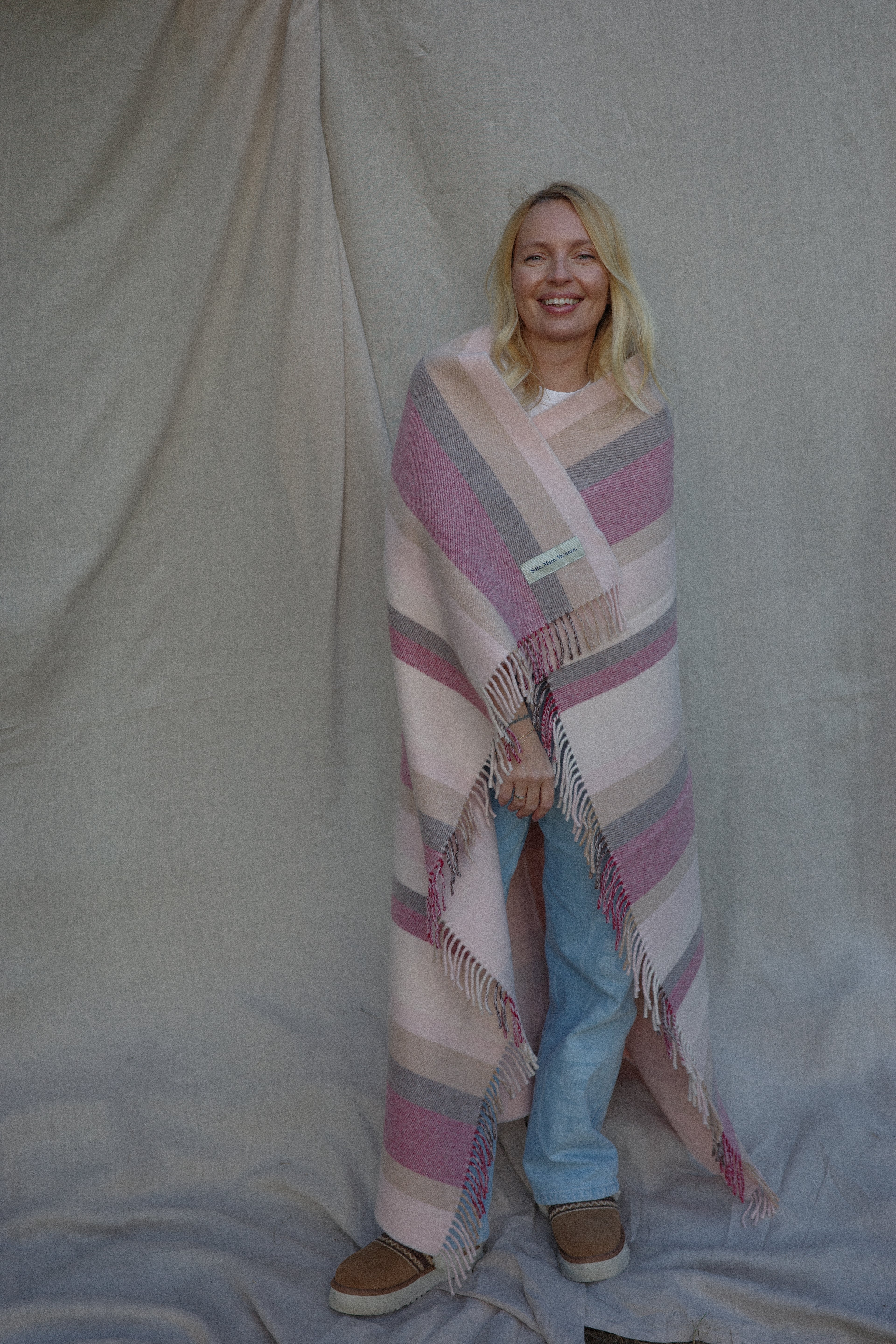 coperta di lana, coperta a quadri, coperta Made in Italy, fibre naturali, eleganza mediterranea, design senza tempo, accessorio di lusso per la casa. Colore rosa.