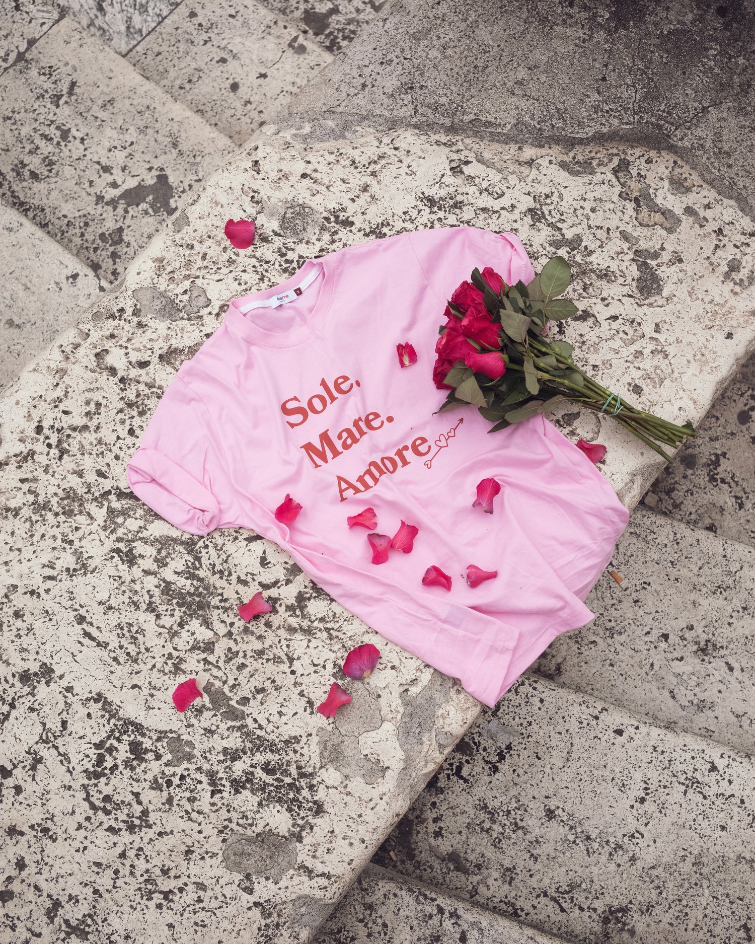 Sole Mare Amore. Różowy t-shirt Amore na walentynki. Koszulka unisex z kolekcji Roma Amore. 