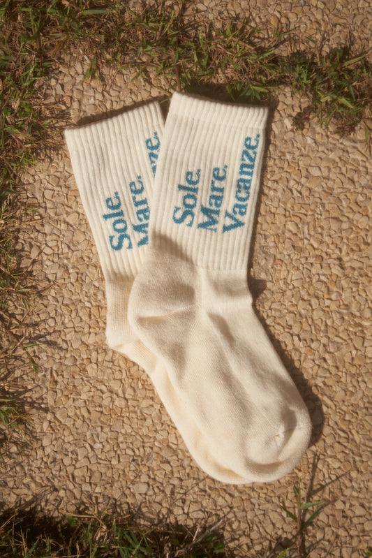 Looking for the perfect gift to delight a loved one? Sole Mare Vacanze socks! Classic cream style. These socks are the perfect choice for those who love energy and positive vibes. Vacanze Italiane!