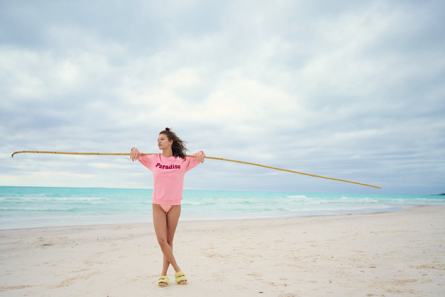 Tropical vacation. Paradiso sweatshirt in pink. Chenille Paradiso. 