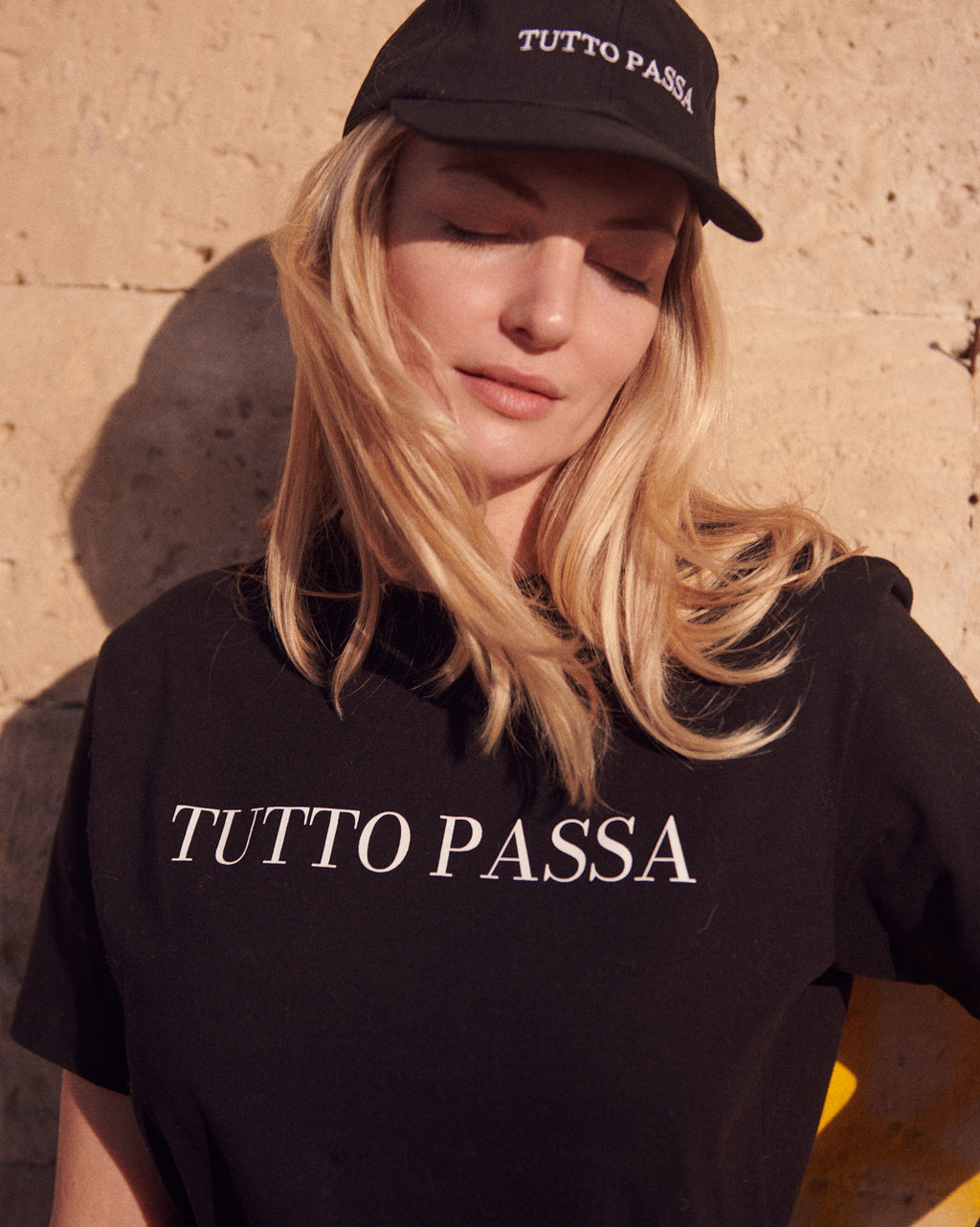 Dla niego i dla niej. Czarna koszulka Tutto Passa. Włoskie la dolce vita.