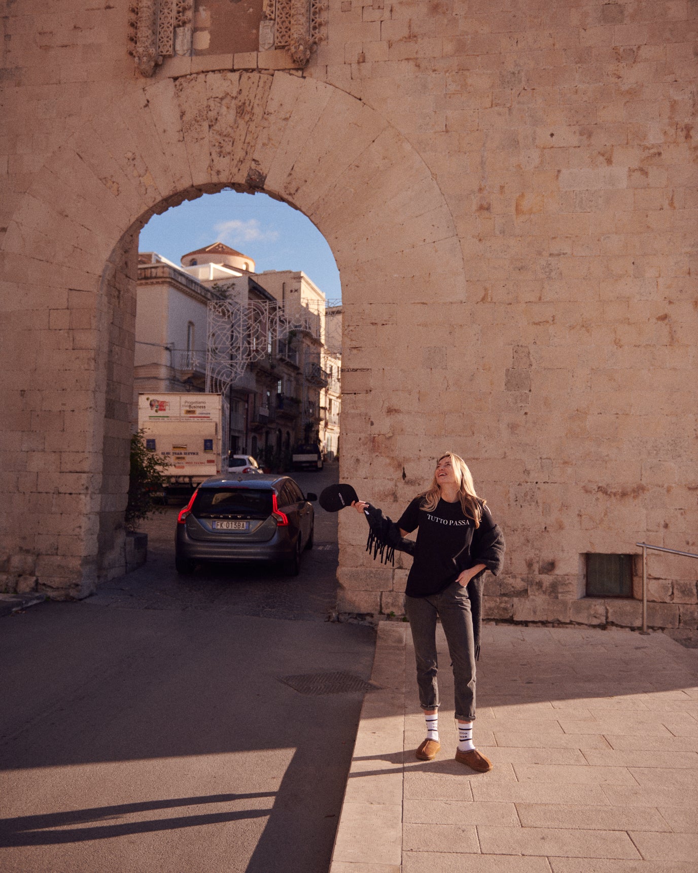 Italiano vero! Włoskie la dolce vita. Minimalistyczny styl casual uzupełniony o włoskie hasło.