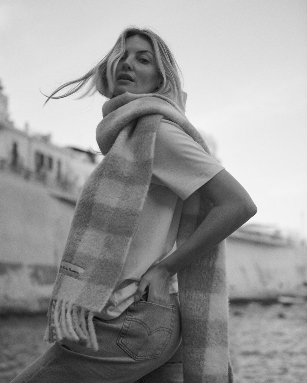 Plaid alpaca-wool scarf – unisex, lightweight and warm, perfect for casual and elegant outfits.