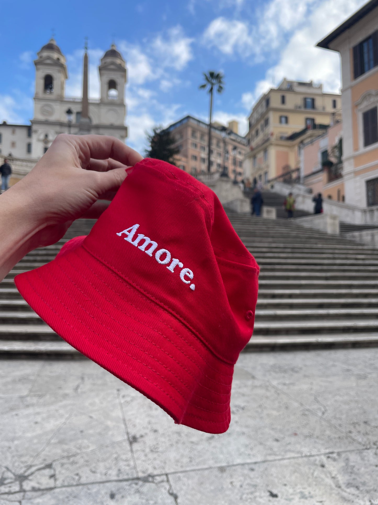 Czerwony kapelusz Amore. Red Bucket Hat Amore. Kolekcja na walentynki, Roma Amore. Fire red. Ferrari red. V-day. Valentines in Rome. 