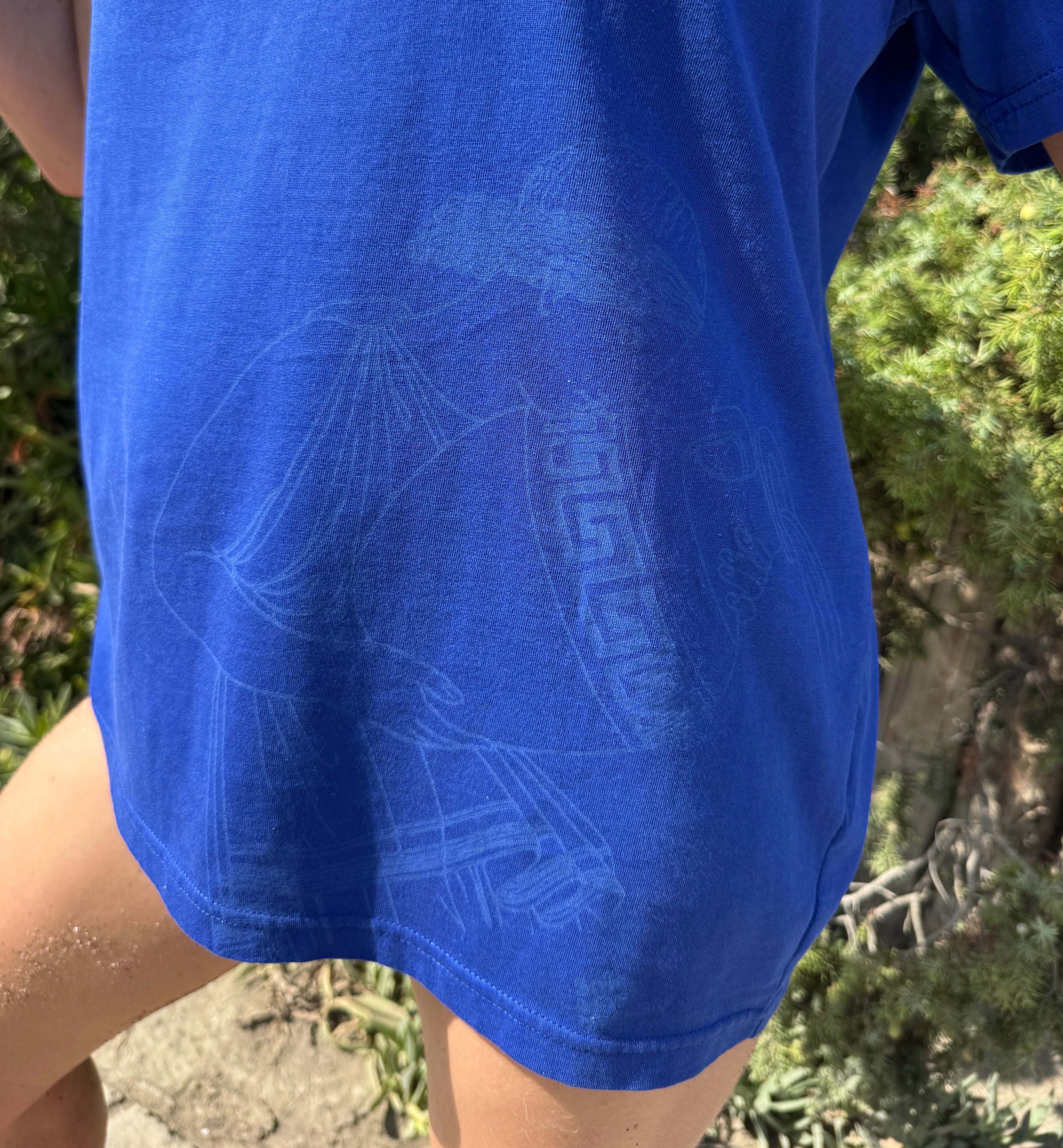 Kobaltowy t-shirt unisex z grafiką Etrusco i haftem Sole Mare Vacanze. Wysokiej jakości bawełna, wygodny krój i inspiracja kulturą starożytnych Włoch.