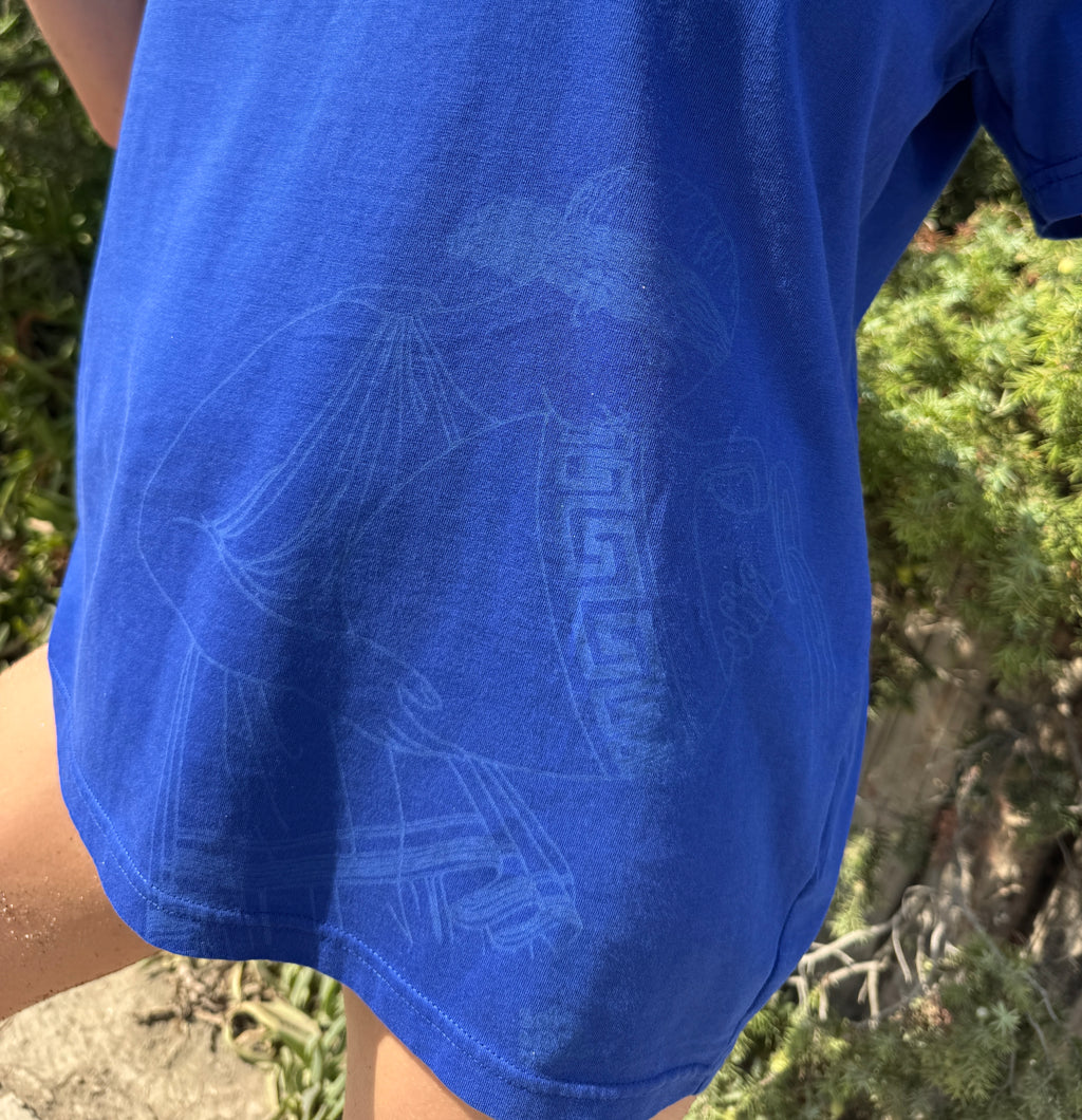 Bawełniany kobaltowy t-shirt unisex z grafiką inspirowaną Etruskami. Cobalt blue graphic t-shirt inspired by the Etruscan civilization