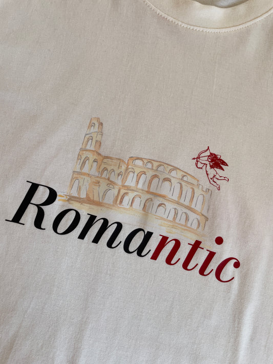 Off-white t-shirt Romantic Roma. Powiedz Ciao Roma z naszym produktem na walentynki. Kolekcja Roma Amore. Italian and parisian romantic style. Dolce far niente a Roma. Felicita a Roma!