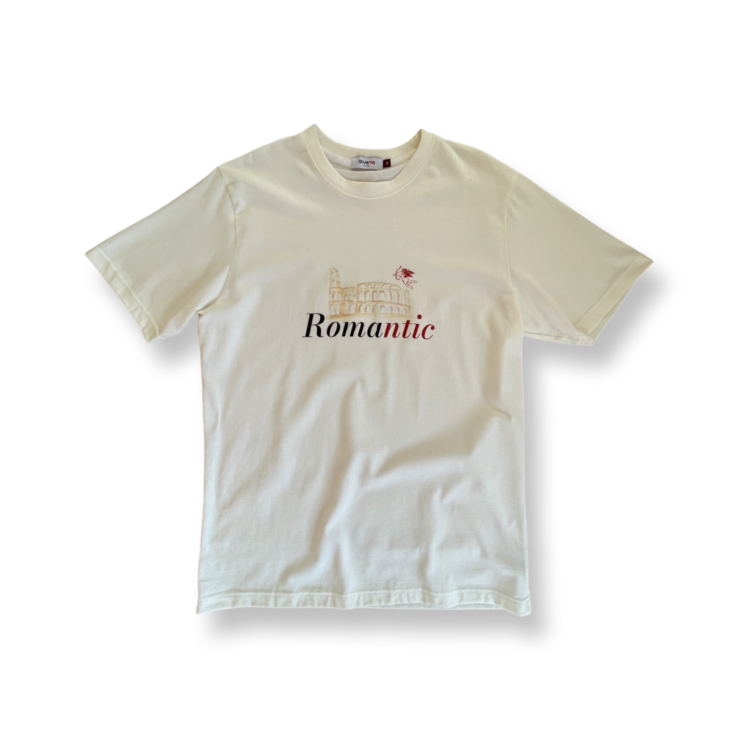 Kremowy t-shirt unisex Romantic Roma. Z kolekcji Roma Amore. Vacanze Romane e Volila! Powiedz Cześć Rzymskim wakacjom z naszym produktem na walentynki.