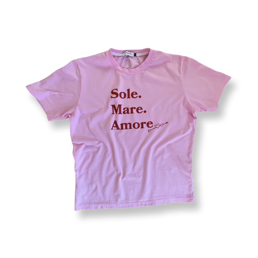 Różowy t-shirt Sole Mare Amore na walentynki. Kolekcja Roma Amore. Powiedz cześć Dolce far niente, felicita i la dolce vita. Idealny dla przyszłej panny młodej lub druhny. 