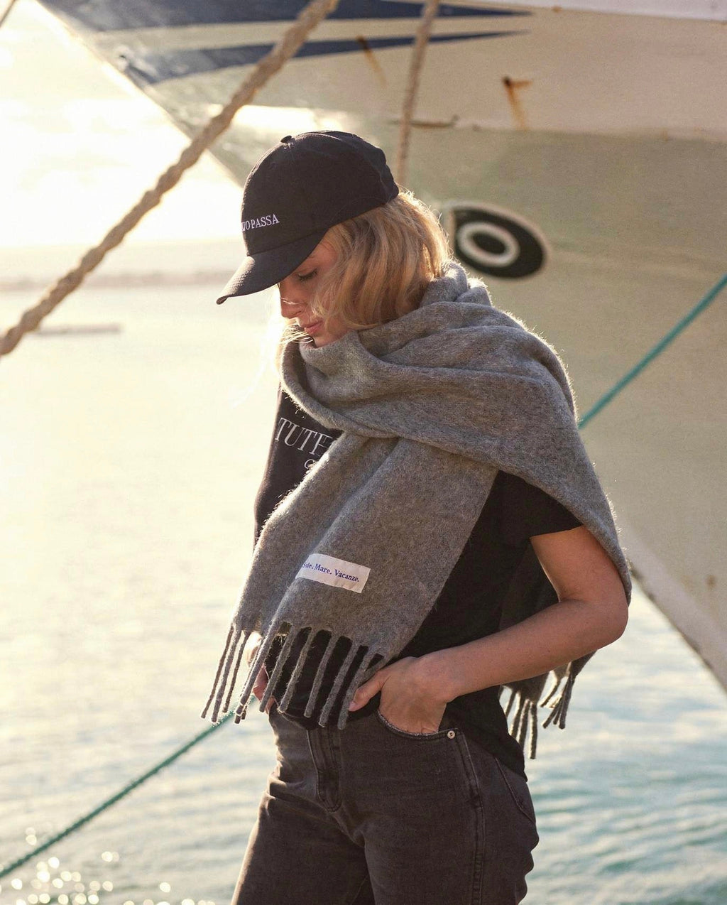 Szal Sole Mare Vacanze – włoska jakość, 100% mieszanka alpaki i wełny, klasyczny szary kolor.