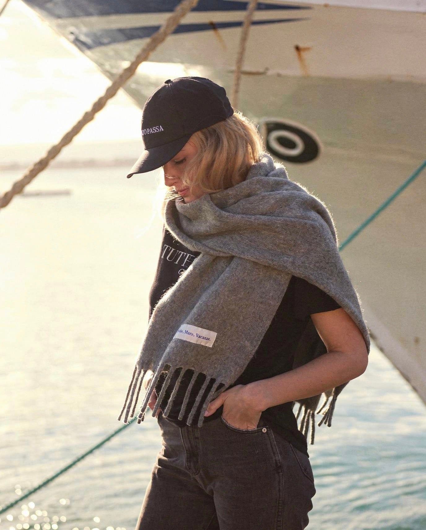 Szal Sole Mare Vacanze – włoska jakość, 100% mieszanka alpaki i wełny, klasyczny szary kolor.