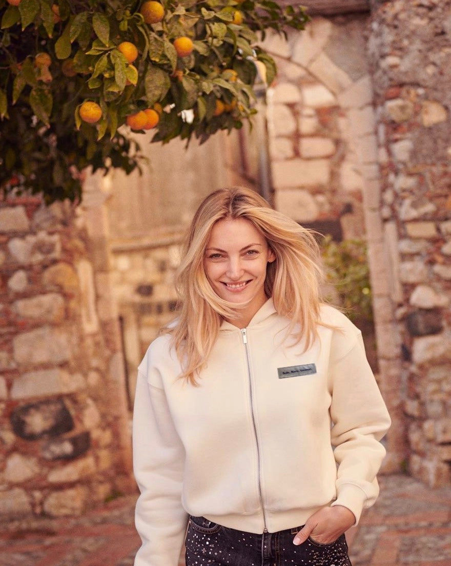 Kremowa bluza hoodie Sole Mare Vacanze – miękka bawełna, klasyczny krój z kapturem, widok z przodu.
Sole Mare Vacanze cream hoodie – soft cotton, classic front view with hood.
