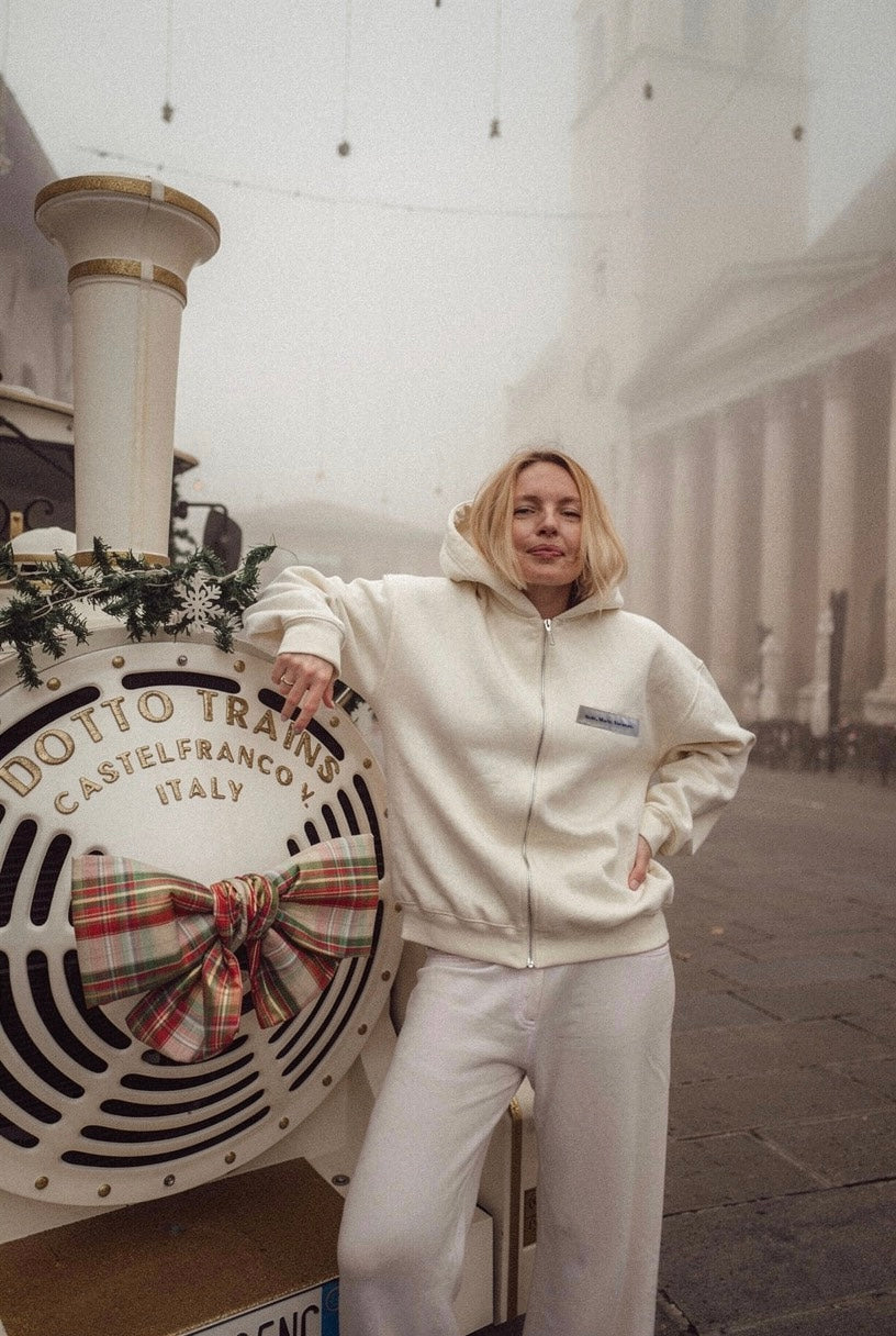 Bluza z kapturem Sole Mare Vacanze w kolorze kremowym – styl casual, idealna do codziennych stylizacji.
Cream hooded sweatshirt by Sole Mare Vacanze – casual everyday style, clean silhouette.