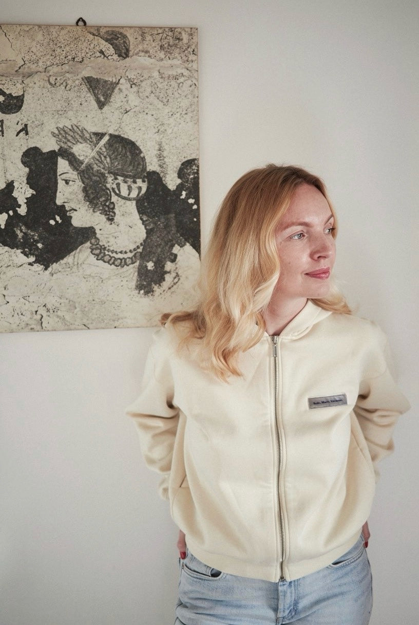 Modna kremowa hoodie Sole Mare Vacanze – minimalistyczny design, miękki materiał, subtelny look.
Sole Mare Vacanze cream hoodie – minimalist design, soft fabric texture, timeless look.