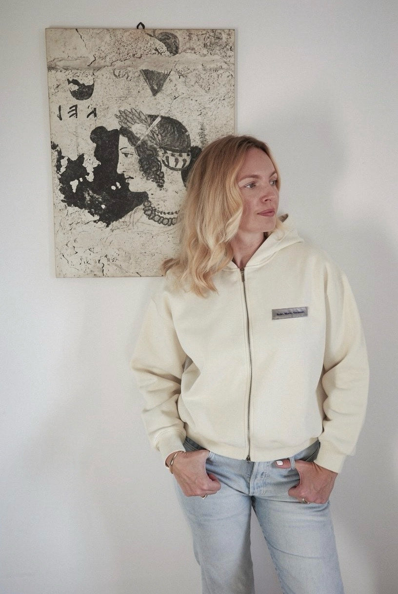 Unisex kremowa bluza z kapturem – wygodny, lekko oversize’owy fason, styl streetwear.
Unisex cream hoodie – relaxed, slightly oversized fit, modern streetwear style.