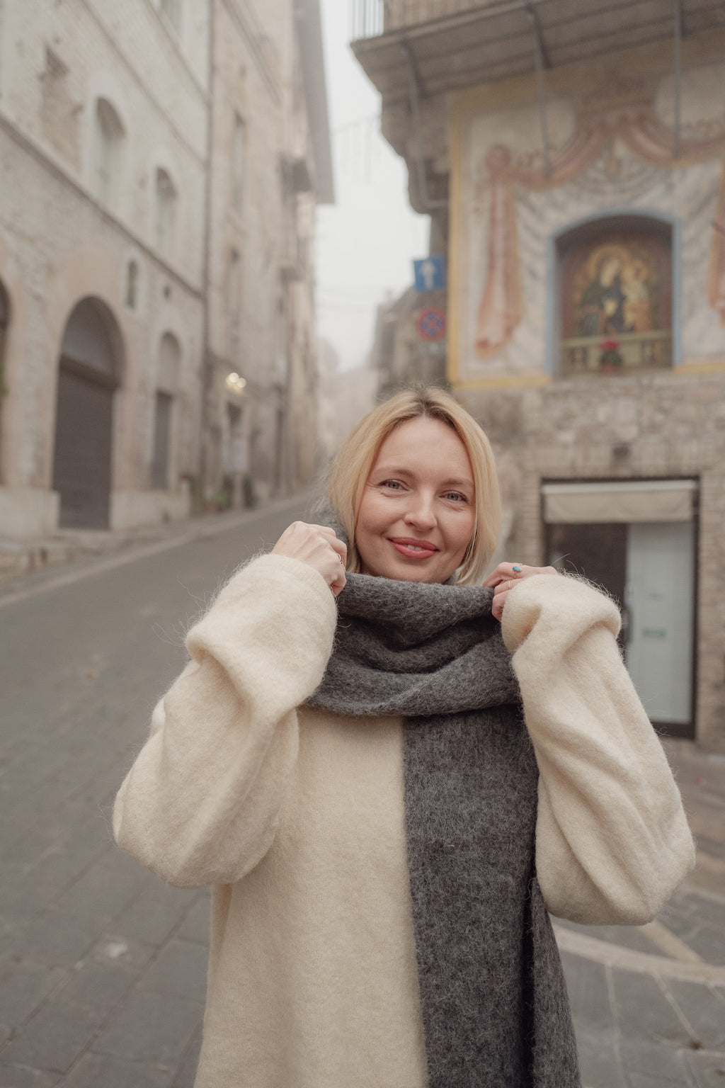 Sole Mare Vacanze szalik szary – luksusowy, włoski produkt, naturalny materiał, subtelny odcień szarości.
Sole Mare Vacanze grey scarf – luxury Italian craftsmanship, natural materials, sophisticated grey shade.