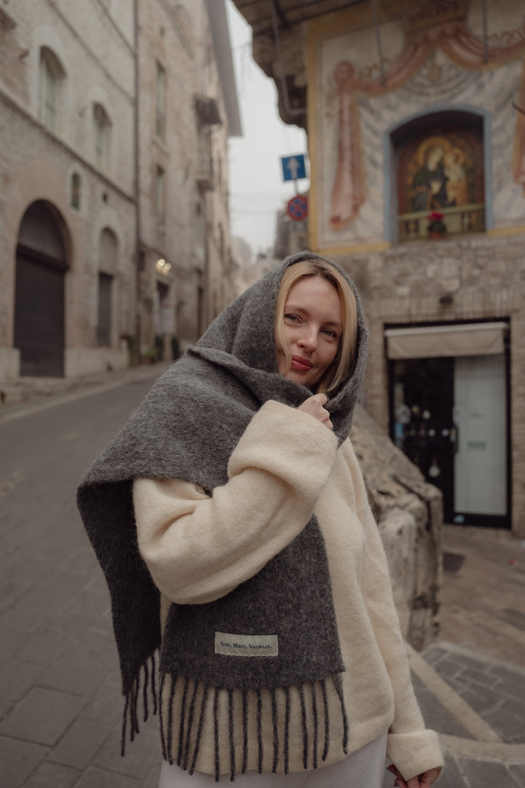 Miękki szalik z alpaki i wełny – detal tkania i faktura materiału, luksusowy look, made in Italy.