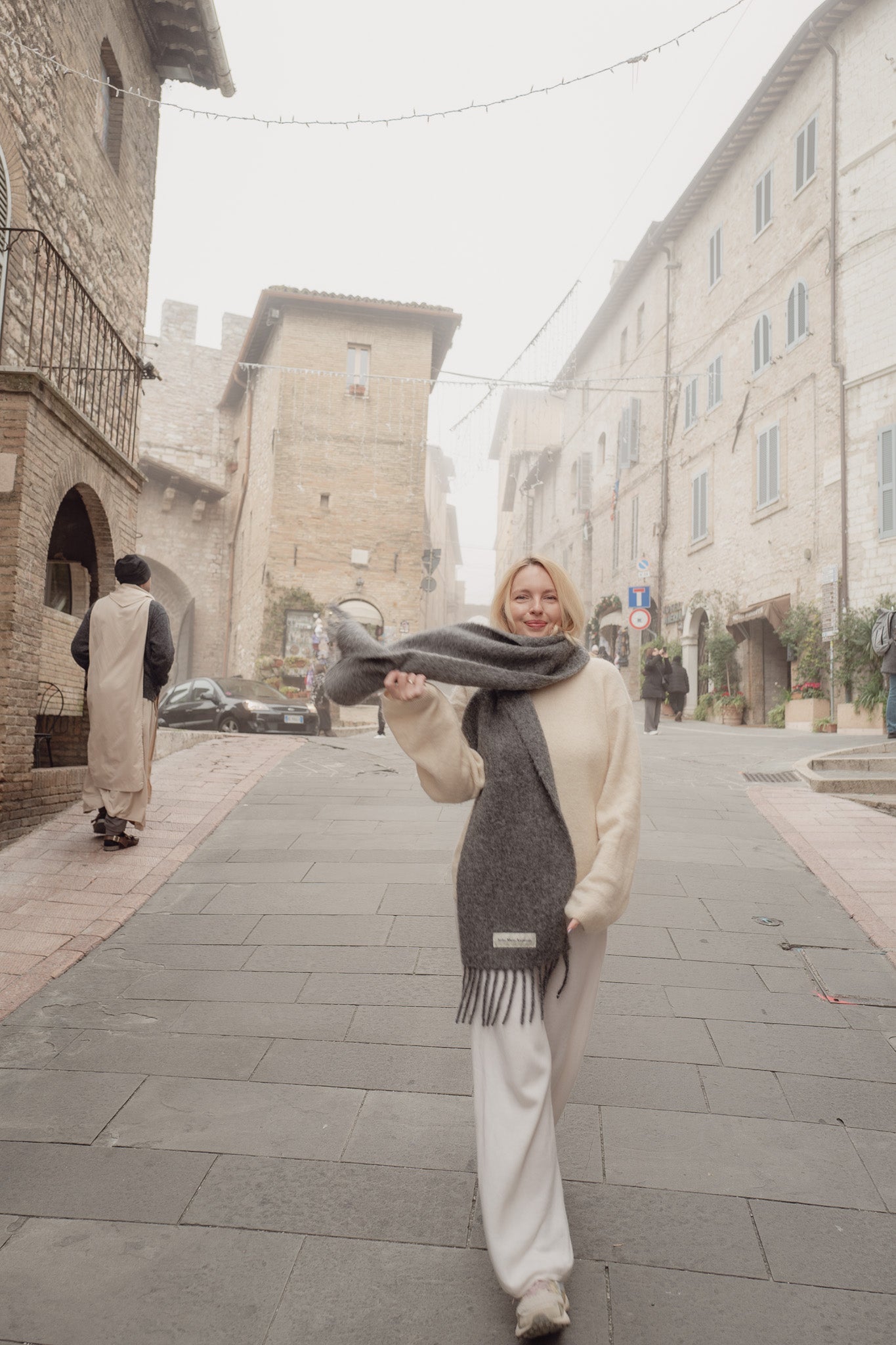 Szary szalik z alpaki i wełny – miękki, luksusowy, made in Italy, elegancki odcień szarości.