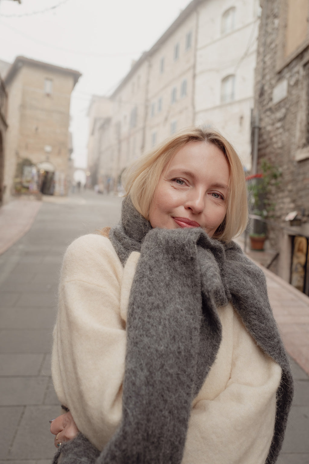 Soft alpaca and wool scarf – detailed weave texture, luxury feel, made in Italy.
Szary szal z alpaki i wełny – unisex, lekki i ciepły, idealny do casualowych i eleganckich stylizacji.