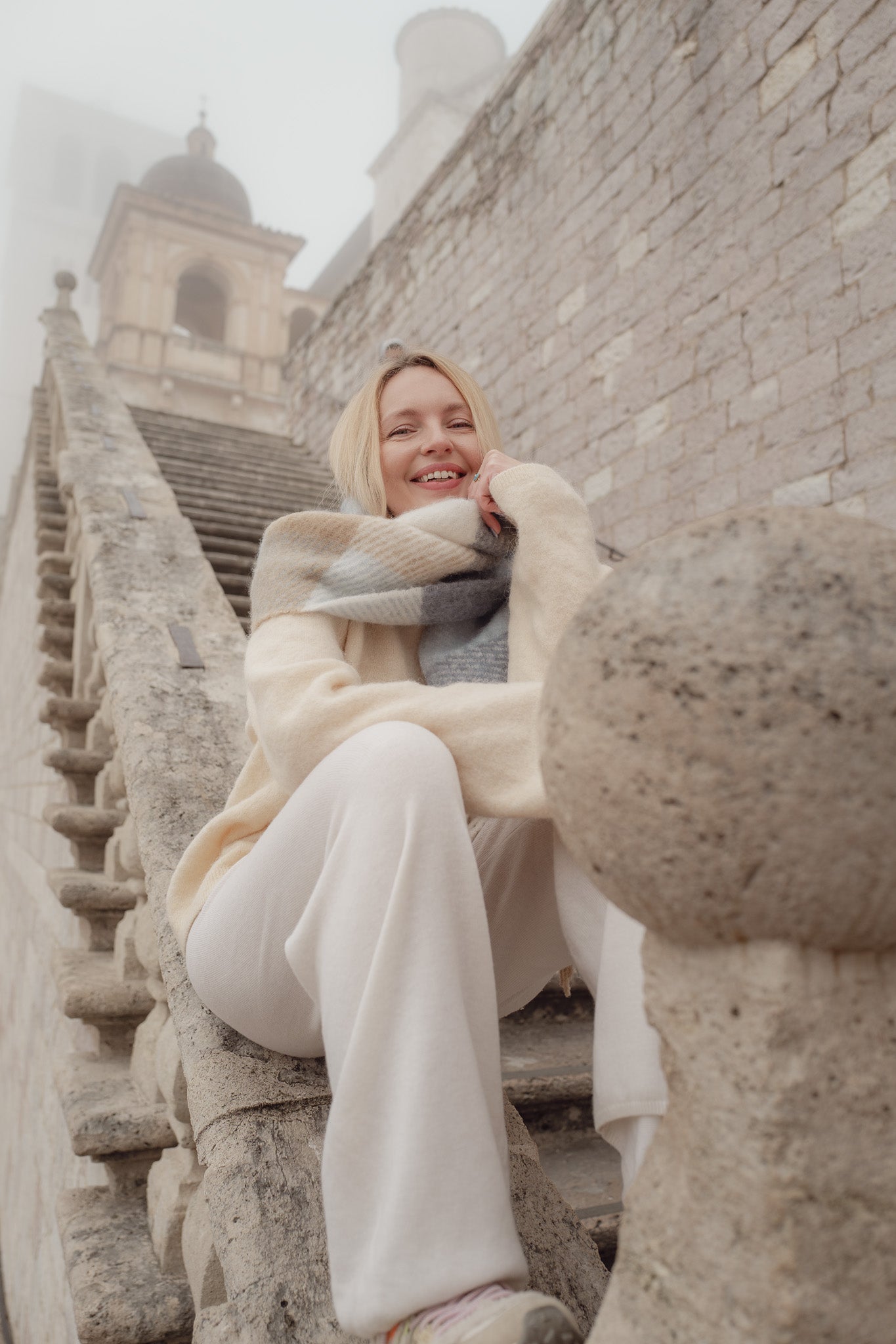 Szal w kratę z alpaki i wełny – unisex, lekki i ciepły, idealny do casualowych i eleganckich stylizacji.