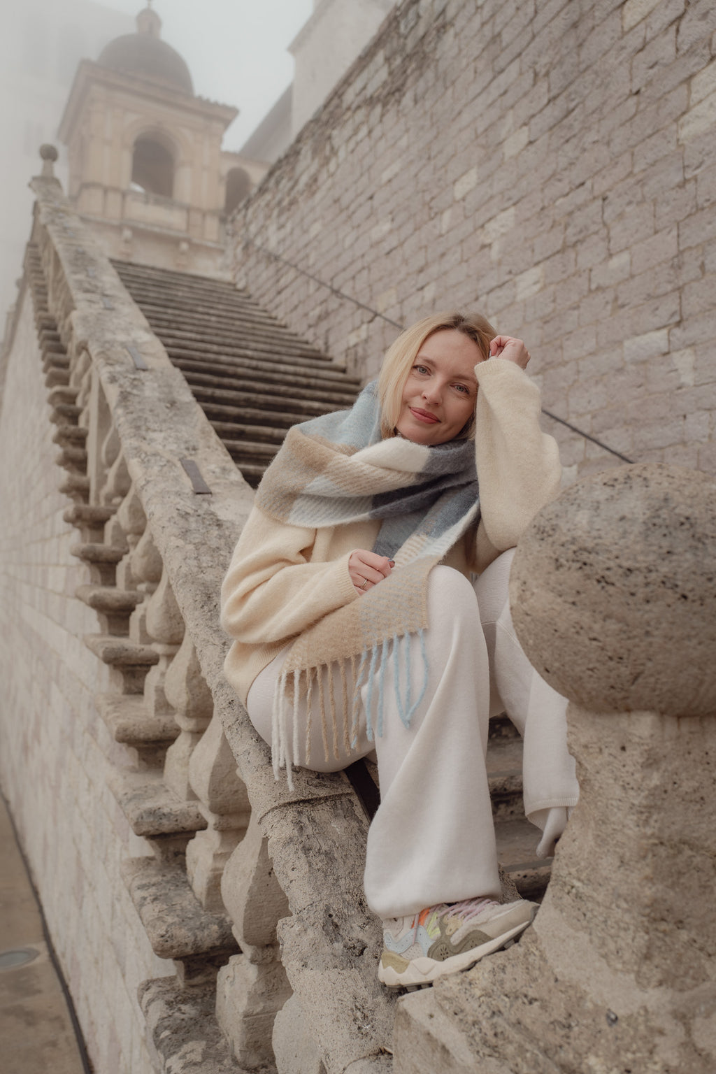 Sole Mare Vacanze szal w kratę – luksusowy, włoski produkt, naturalny materiał, subtelne odcienie błękitu, beżu i kremu.
Sole Mare Vacanze plaid scarf – luxury Italian craftsmanship, natural materials, subtle shades of blue, beige, and cream.