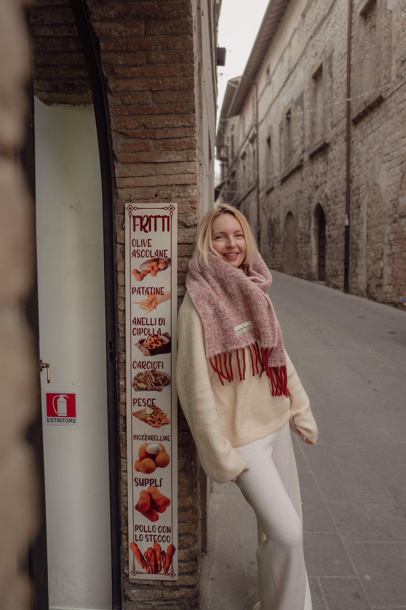 Soft alpaca and wool scarf – detailed weave texture, luxury feel, made in Italy.
Sole Mare Vacanze szalik bordo melanż – luksusowy, włoski produkt, naturalny materiał, subtelny odcień bordowego melanżu.