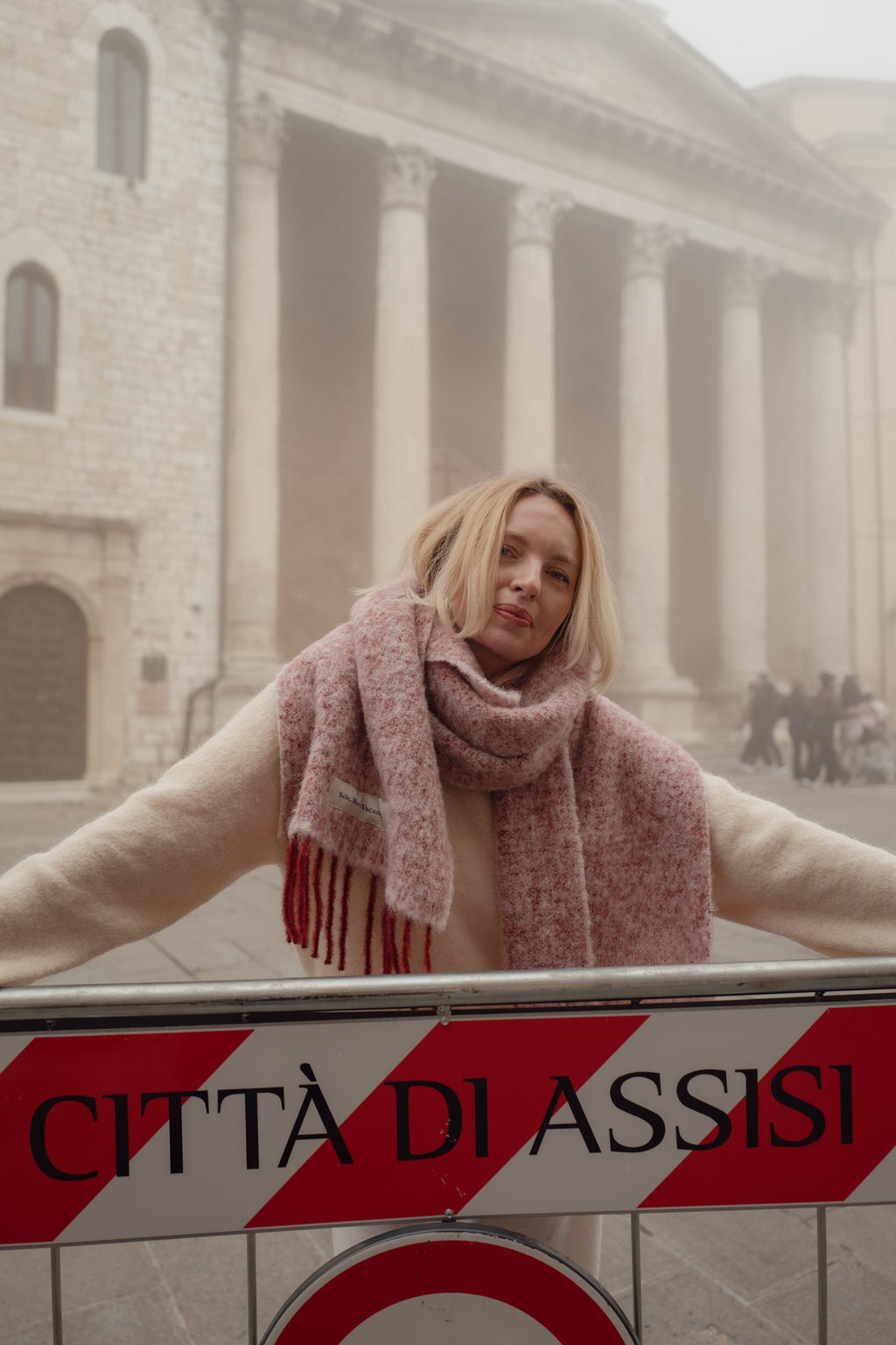 Sole Mare Vacanze scarf – Italian quality, 100% alpaca and wool blend, burgundy melange color.
Miękki szalik z alpaki i wełny – detal tkania i faktura materiału, luksusowy look, made in Italy.