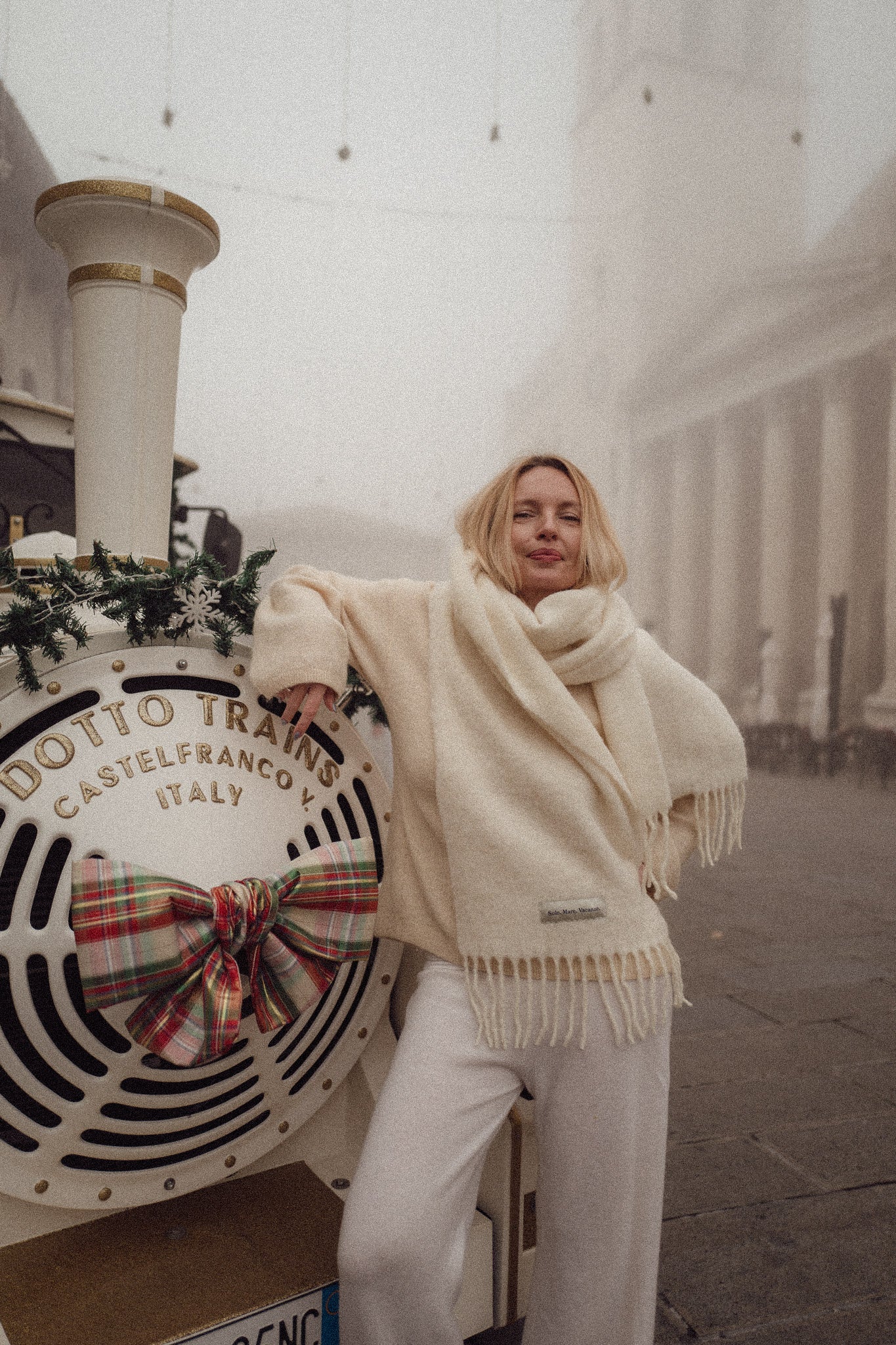 Kremowy szal z alpaki i wełny – miękki, luksusowy, made in Italy, subtelny kolor masełkowy.
Cream alpaca and wool scarf – soft, luxurious, made in Italy, buttery shade.