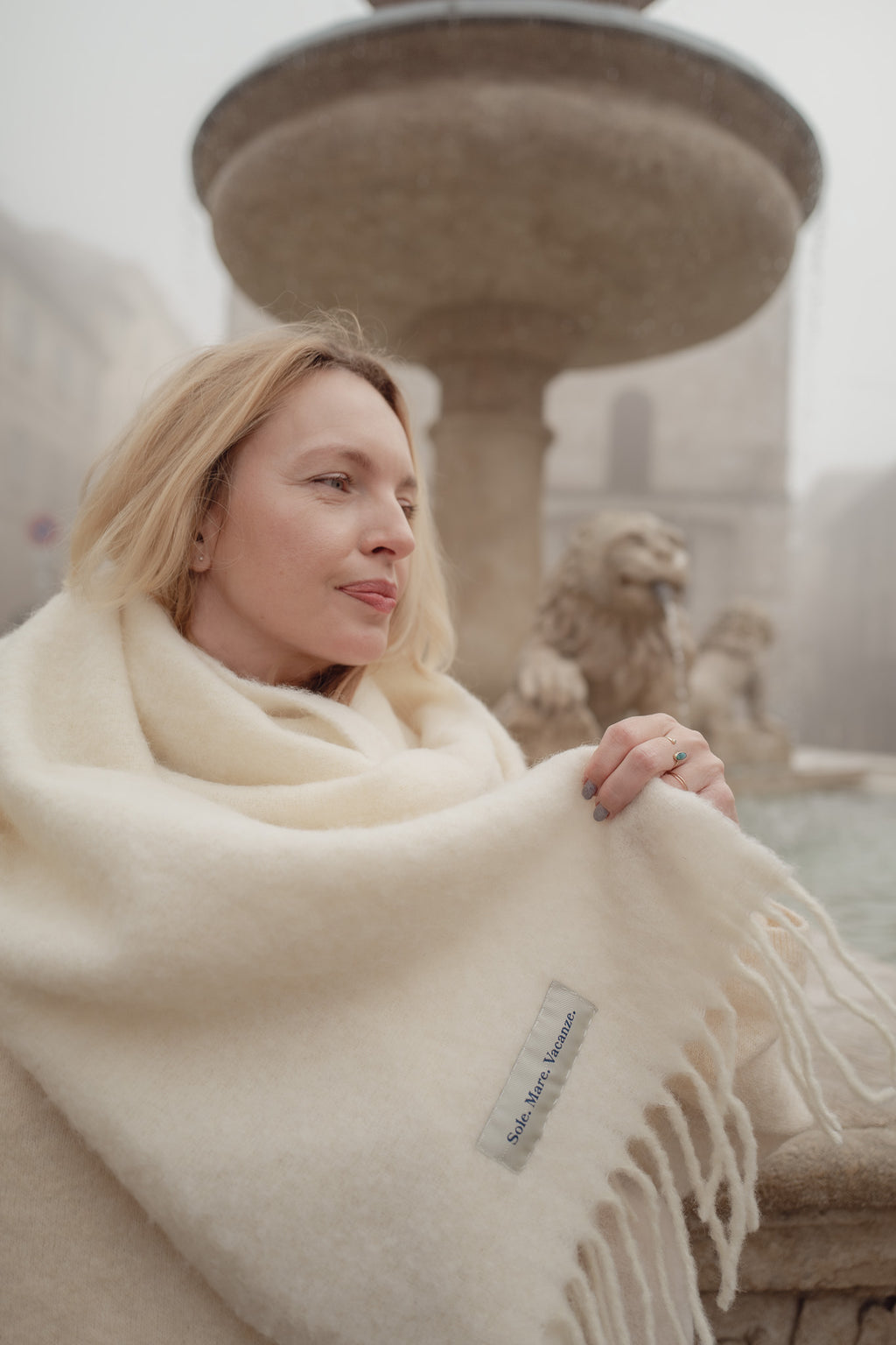 Sole Mare Vacanze scarf – Italian quality, 100% alpaca and wool blend, cream color.
Szal Sole Mare Vacanze – włoska jakość, 100% mieszanka alpaki i wełny, kremowy odcień.