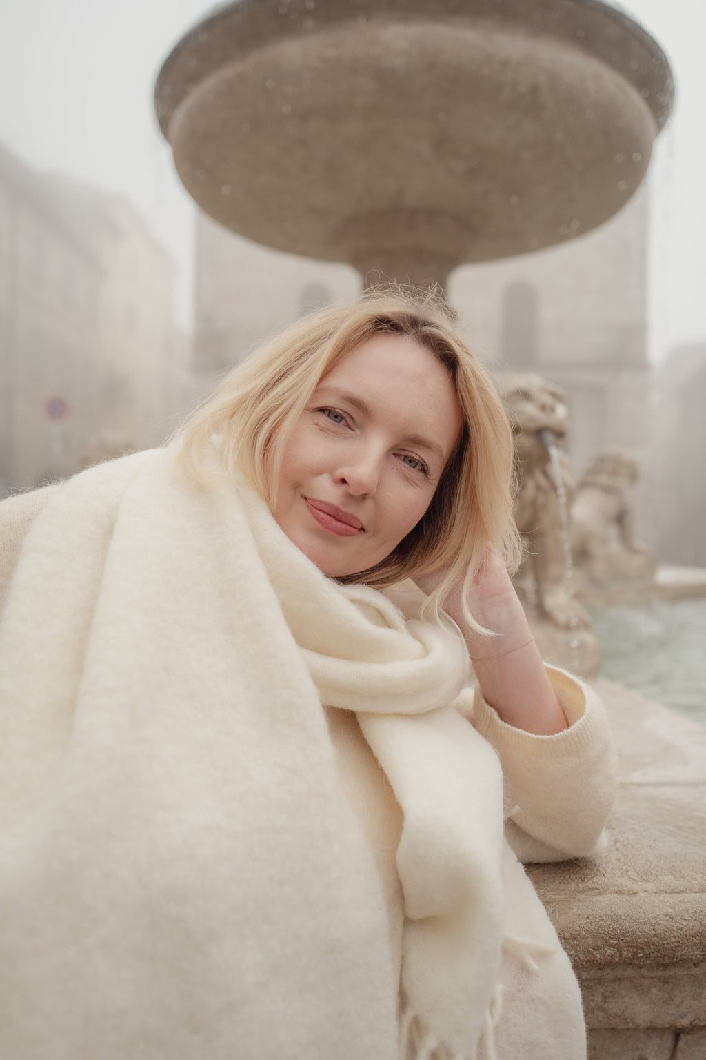 Miękki szal z alpaki i wełny – detal tkania i faktura materiału, luksusowy look, made in Italy.
Soft alpaca and wool scarf – detailed weave texture, luxury feel, made in Italy.