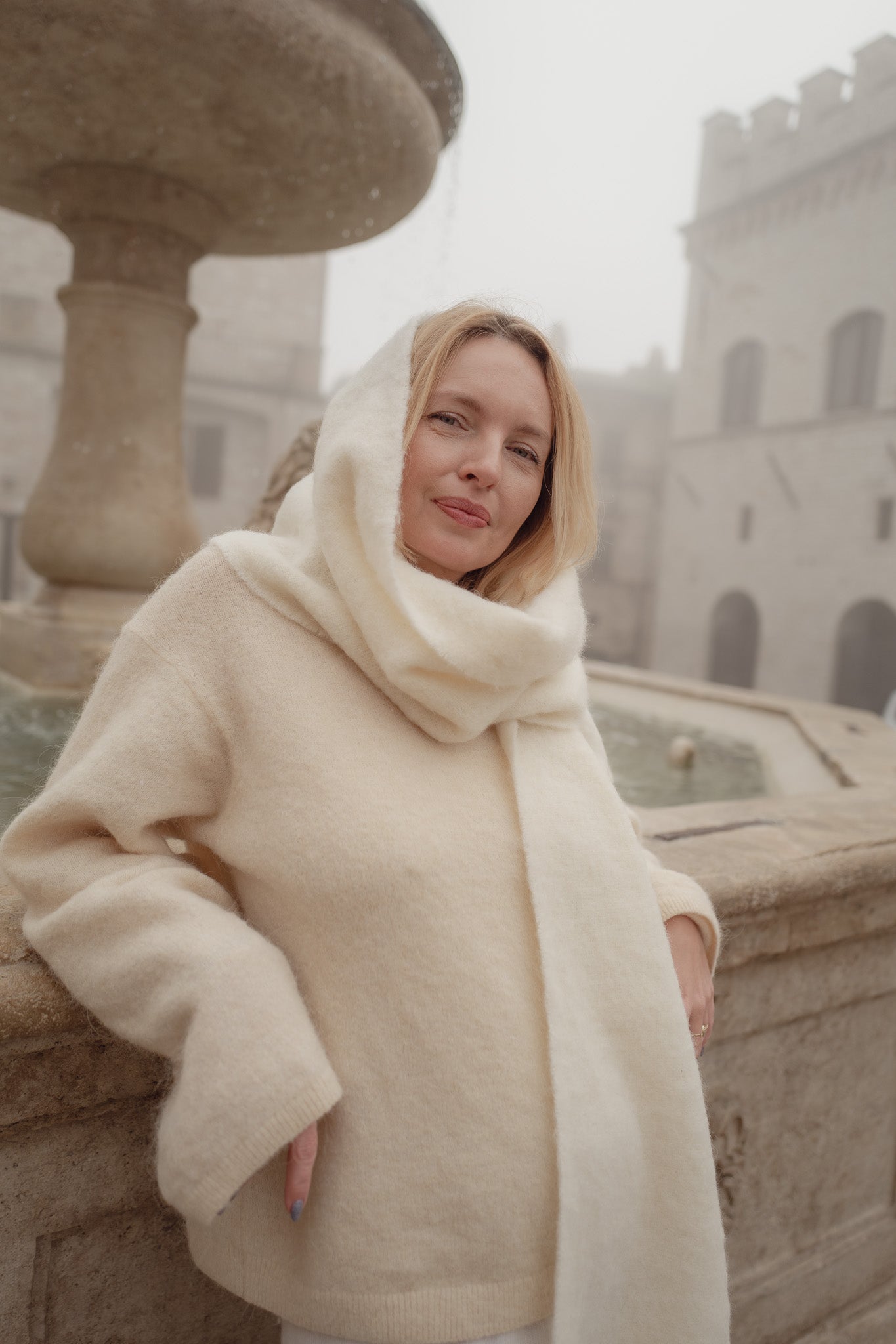 Cream alpaca-wool scarf – unisex, lightweight and warm, perfect for casual and elegant outfits.
Kremowy szal z alpaki i wełny – unisex, lekki i ciepły, idealny do casualowych i eleganckich stylizacji.