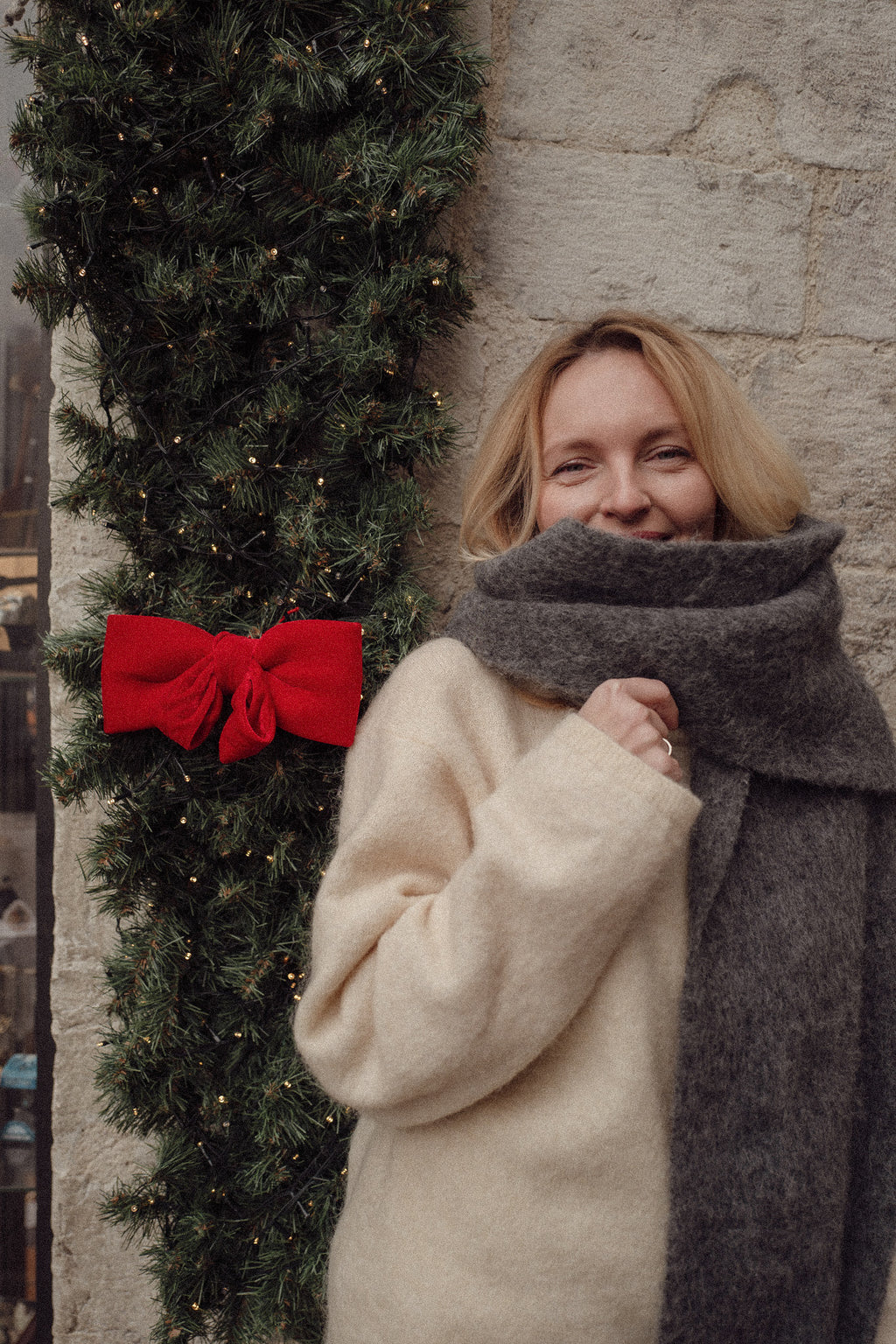 Grey alpaca and wool scarf – soft, luxurious, made in Italy, elegant grey tone.