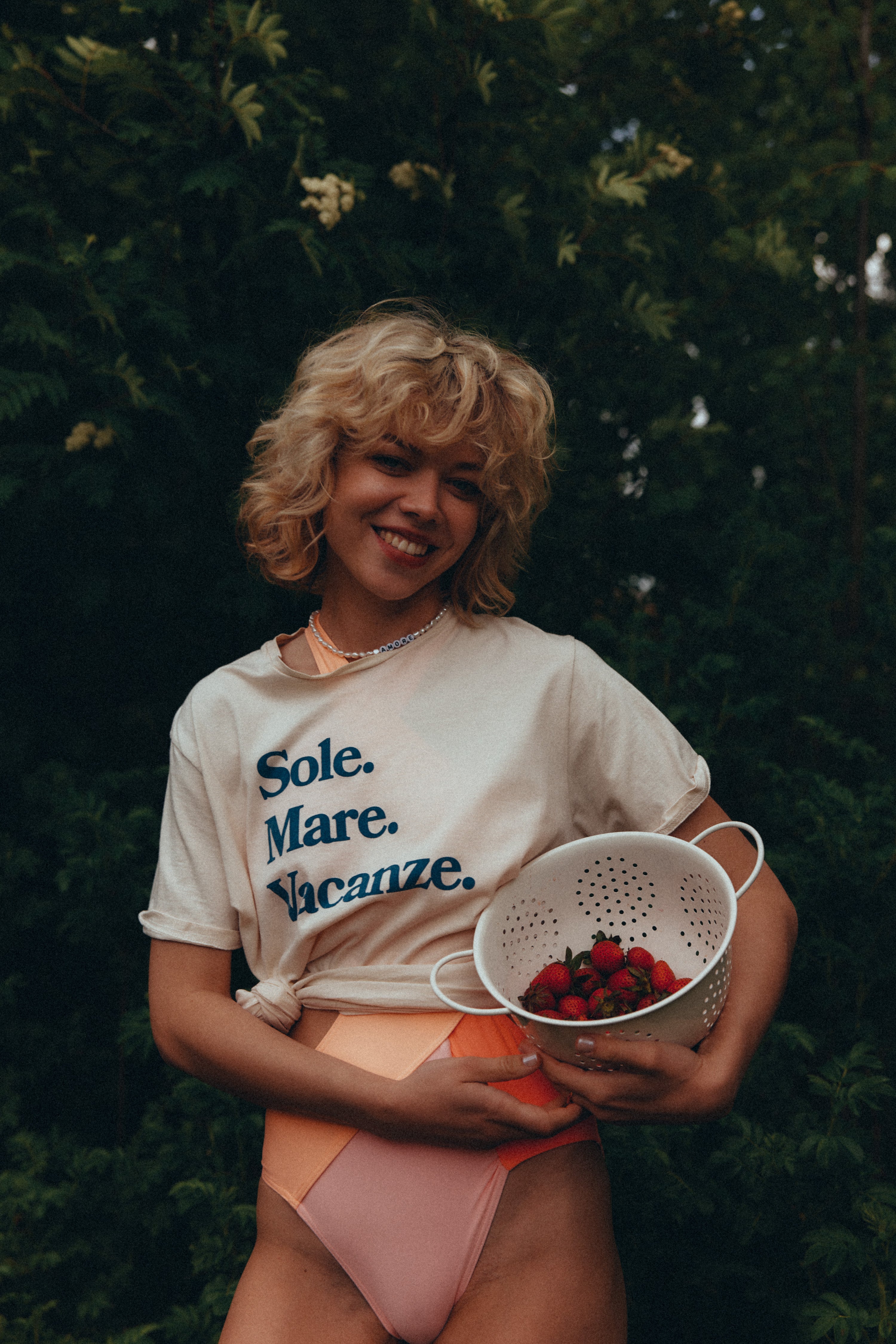 Koszulka ecru Sole Mare Vacanze. La dolce vita vibe z Drivemebikini. Vacanze italiane. 