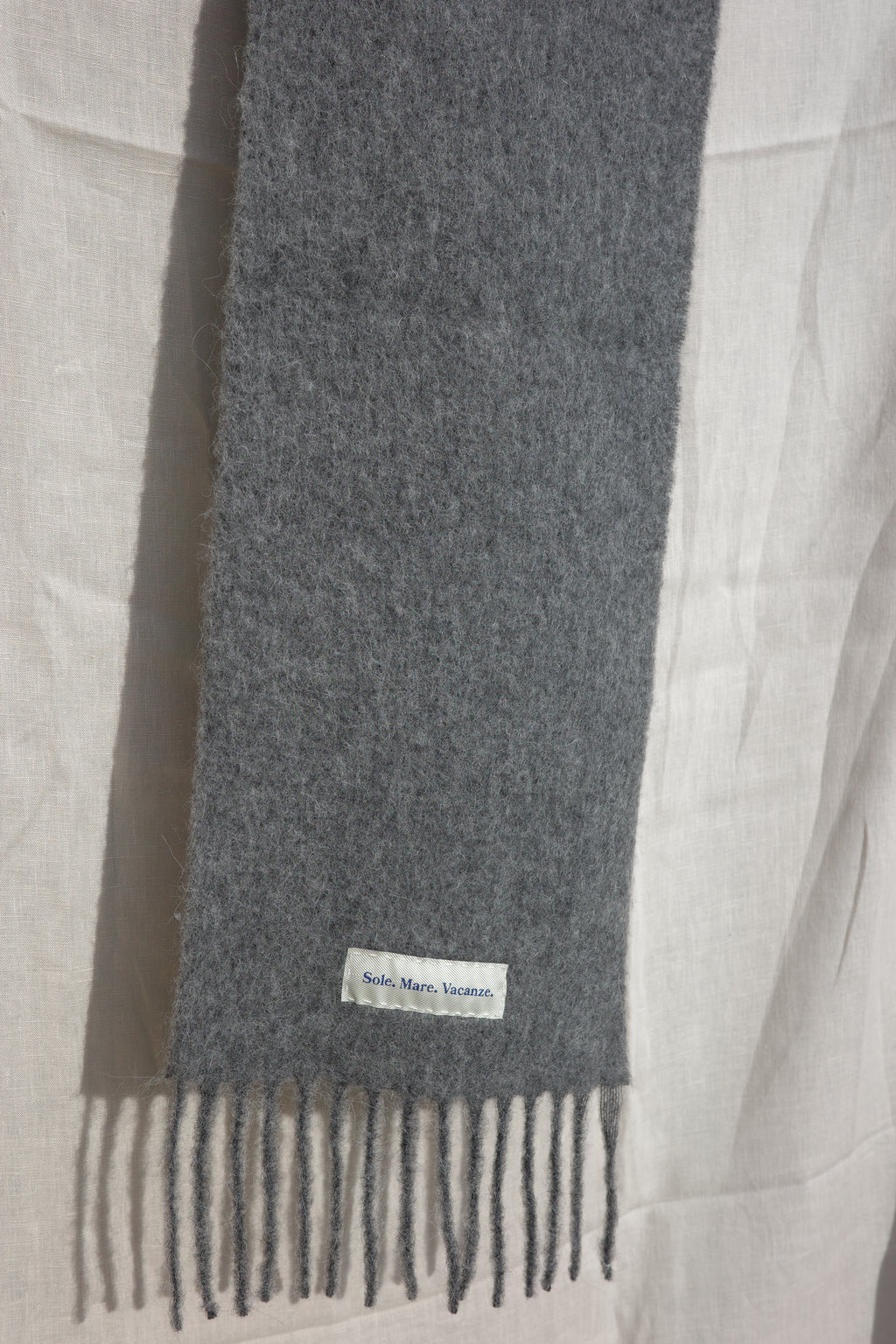 Sole Mare Vacanze szalik szary – luksusowy, włoski produkt, naturalny materiał, subtelny odcień szarości.
Grey alpaca-wool scarf – unisex, lightweight and warm, perfect for casual and elegant outfits.